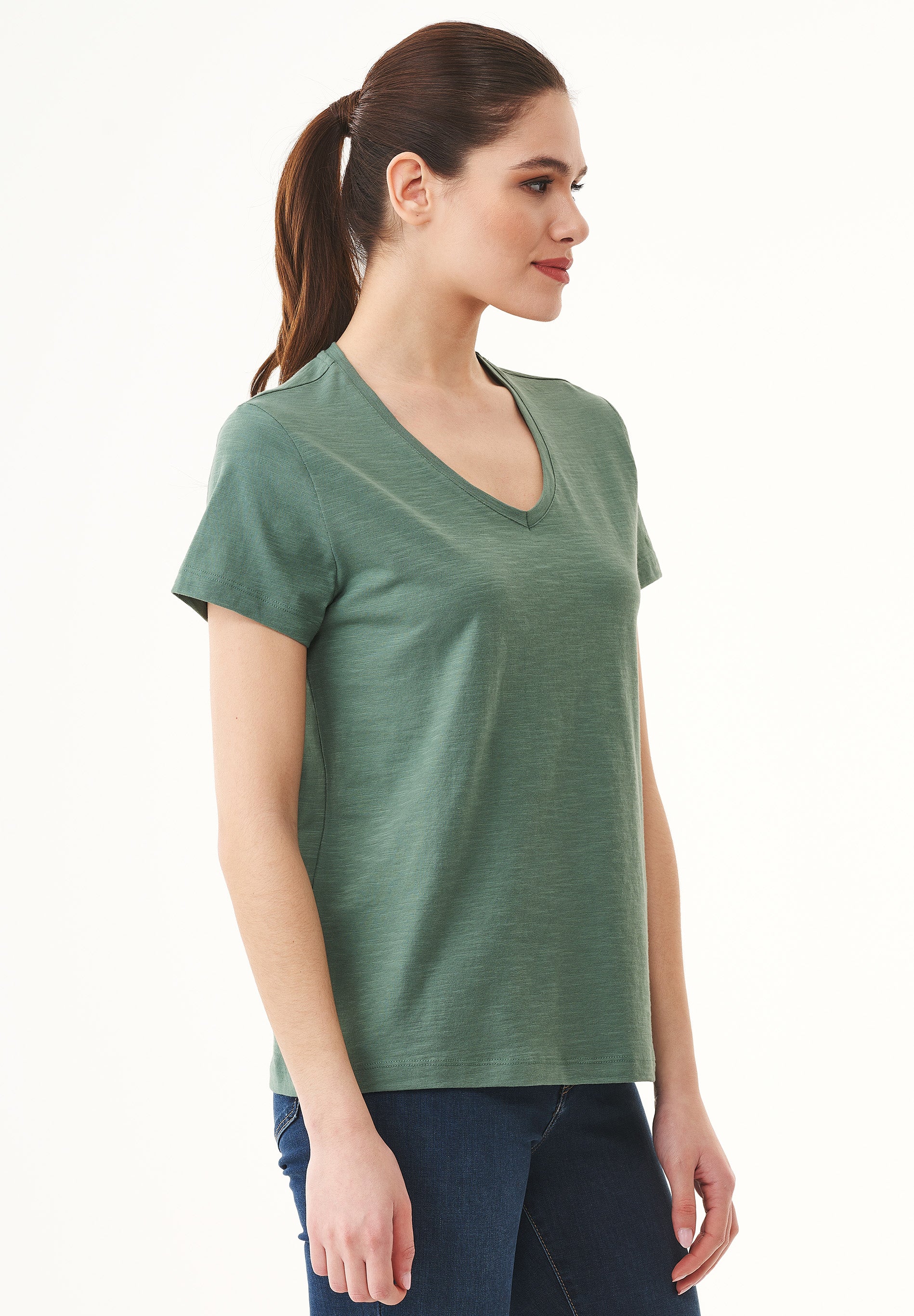 Basic T-Shirt aus Bio-Baumwolle mit V-Ausschnitt