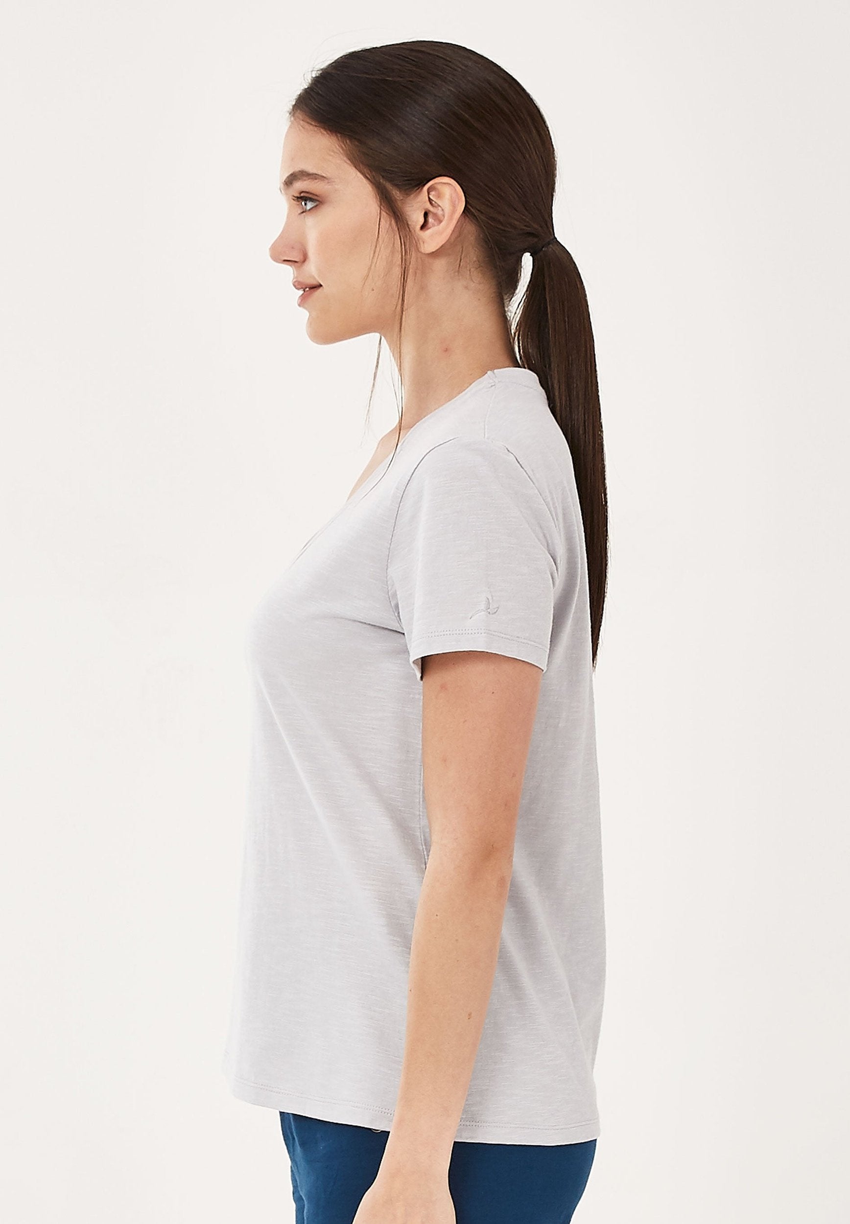 Basic T-Shirt aus Bio-Baumwolle mit V-Ausschnitt