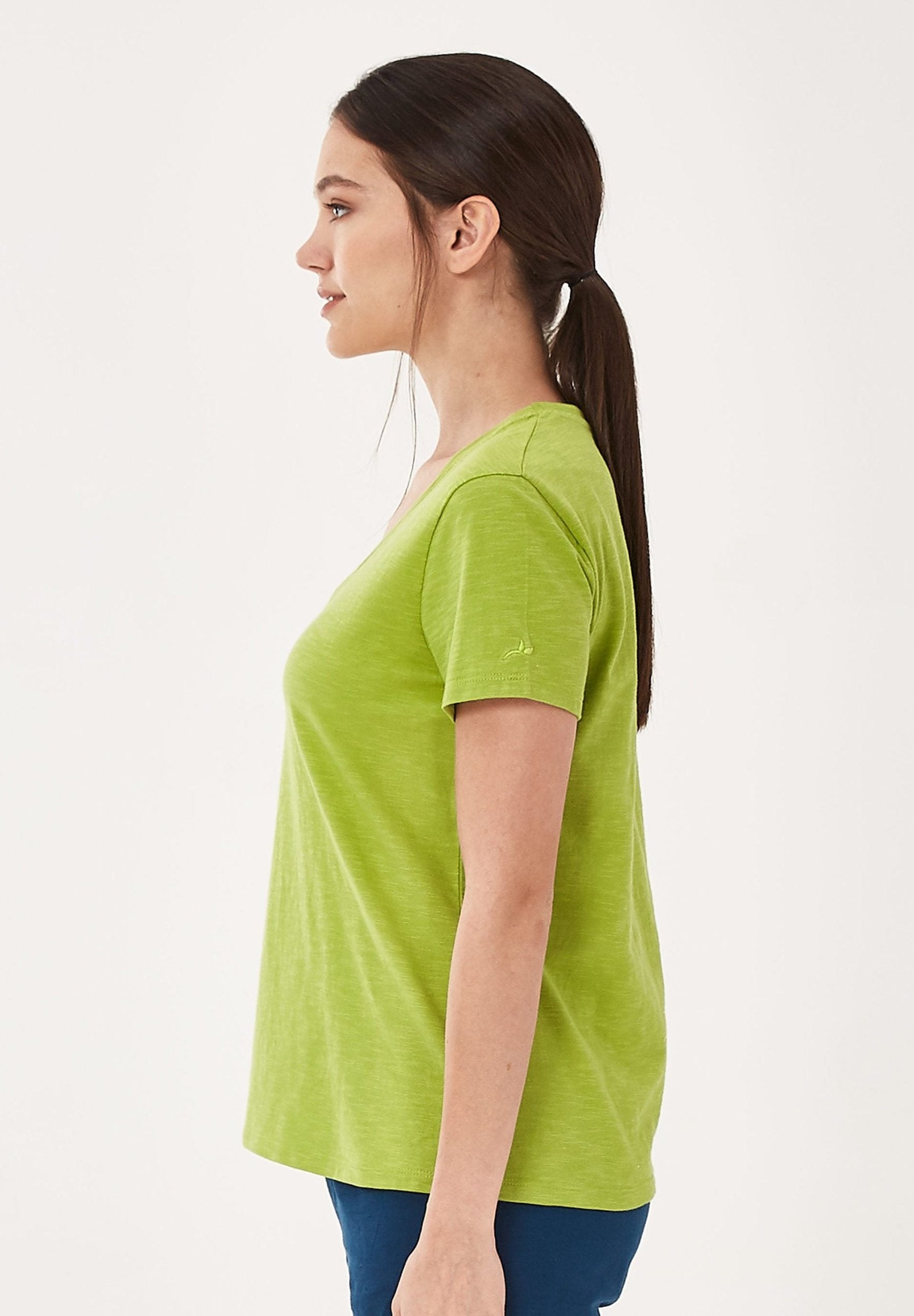 Basic T-Shirt aus Bio-Baumwolle mit V-Ausschnitt