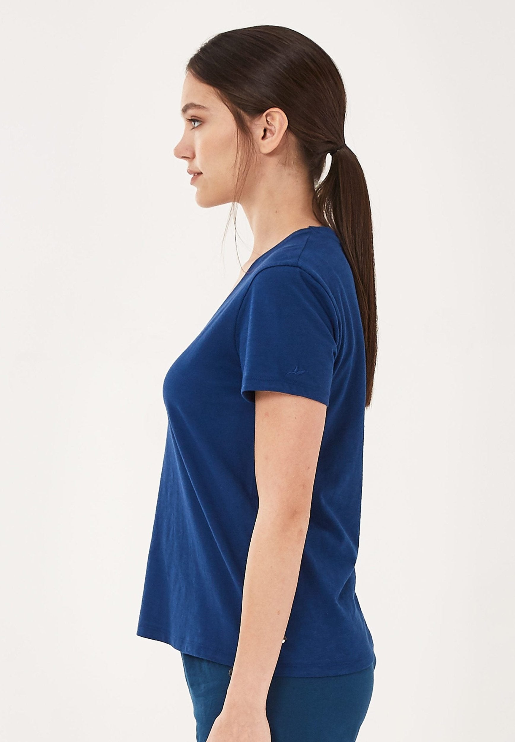 Basic T-Shirt aus Bio-Baumwolle mit V-Ausschnitt