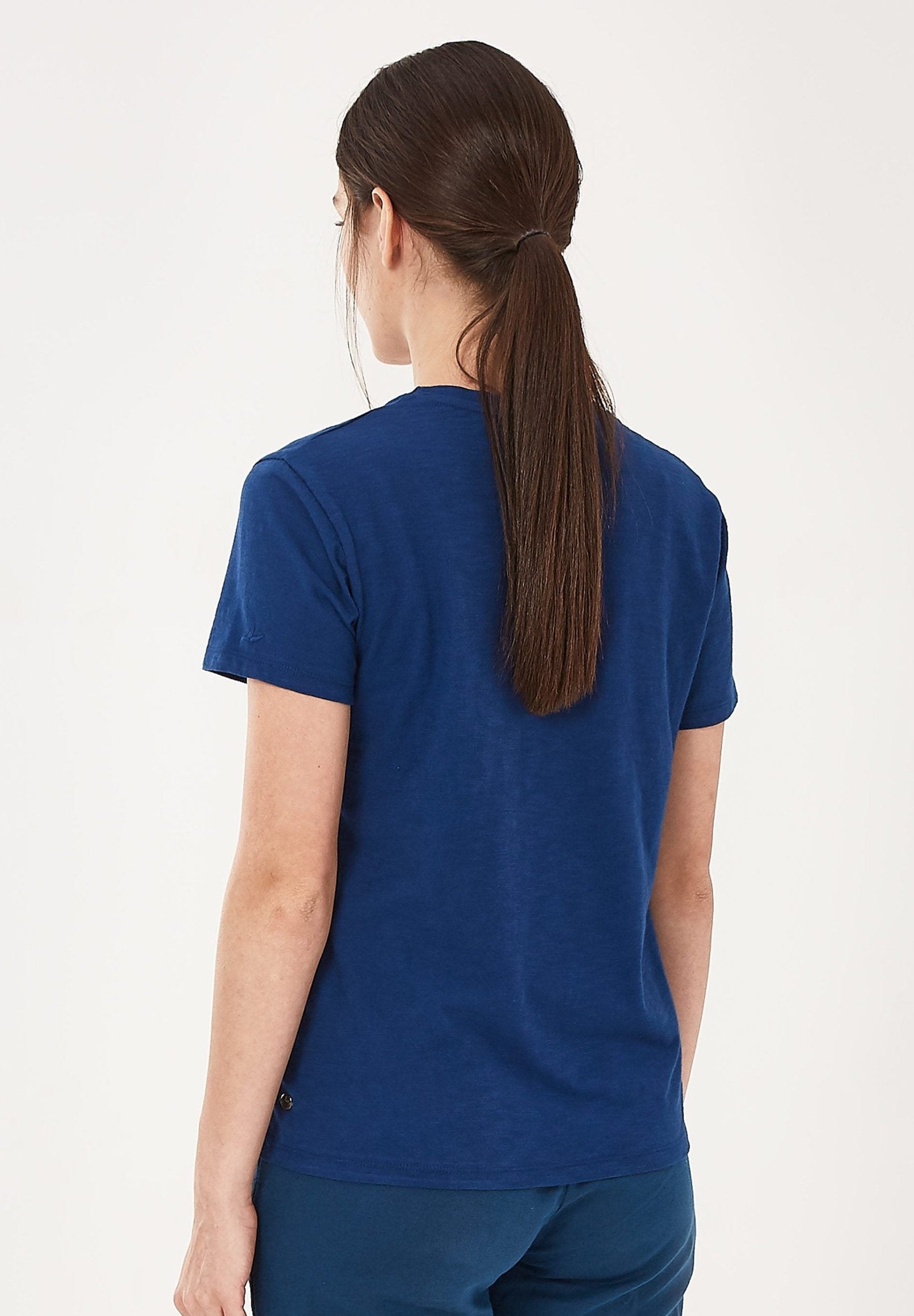 Basic T-Shirt aus Bio-Baumwolle mit V-Ausschnitt