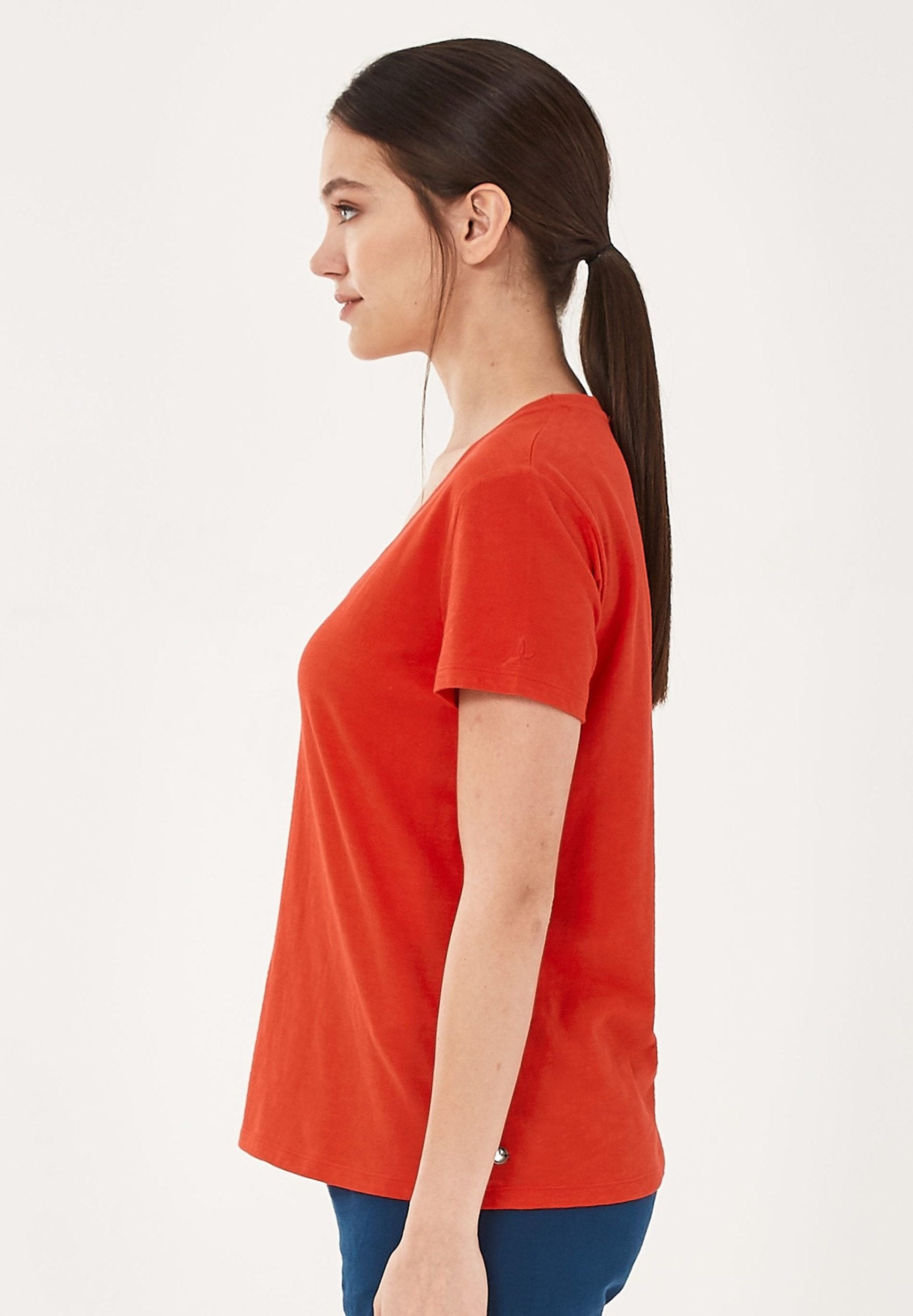 Basic T-Shirt aus Bio-Baumwolle mit V-Ausschnitt