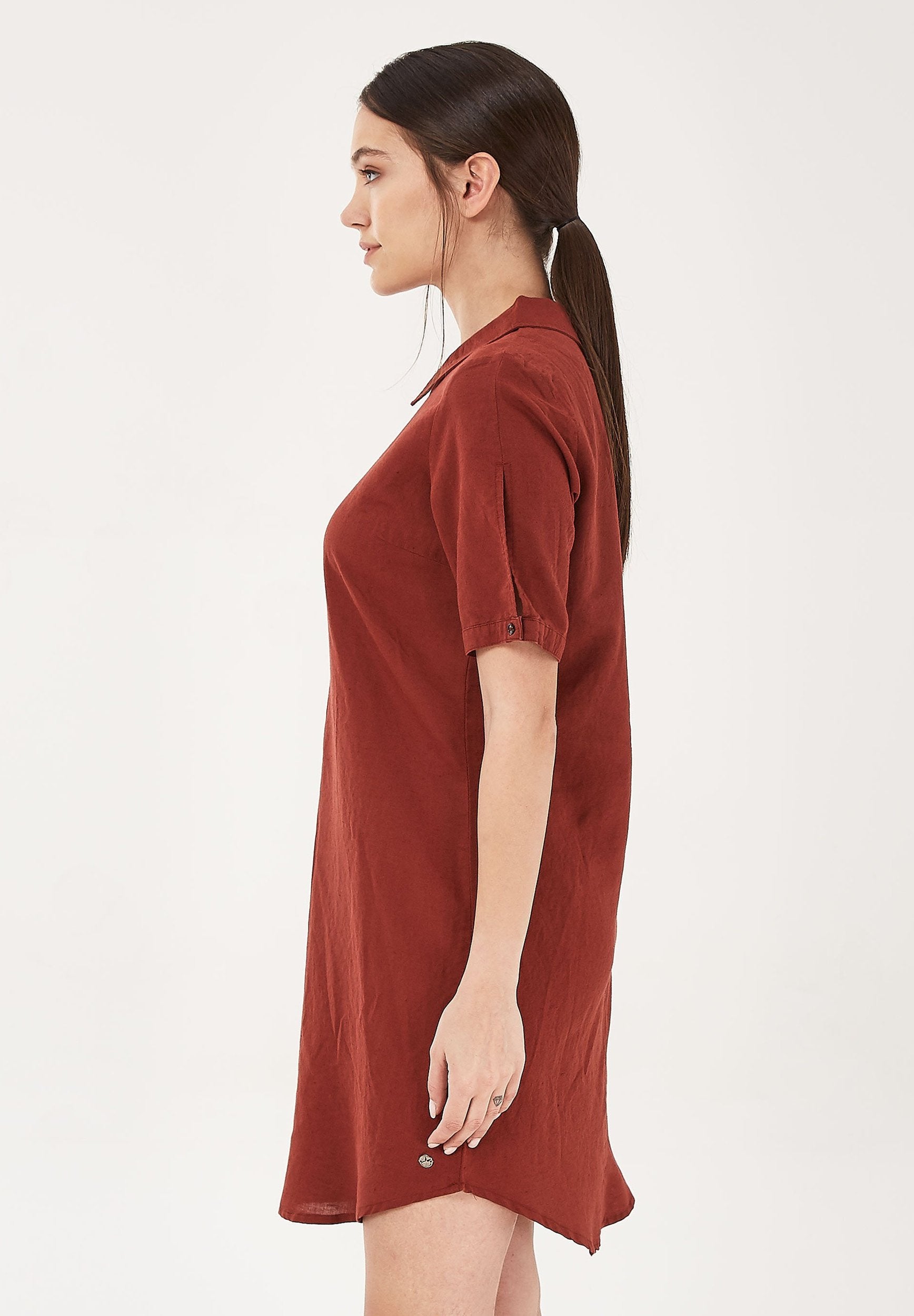 Kleid aus Leinen-Mix mit Bubikragen