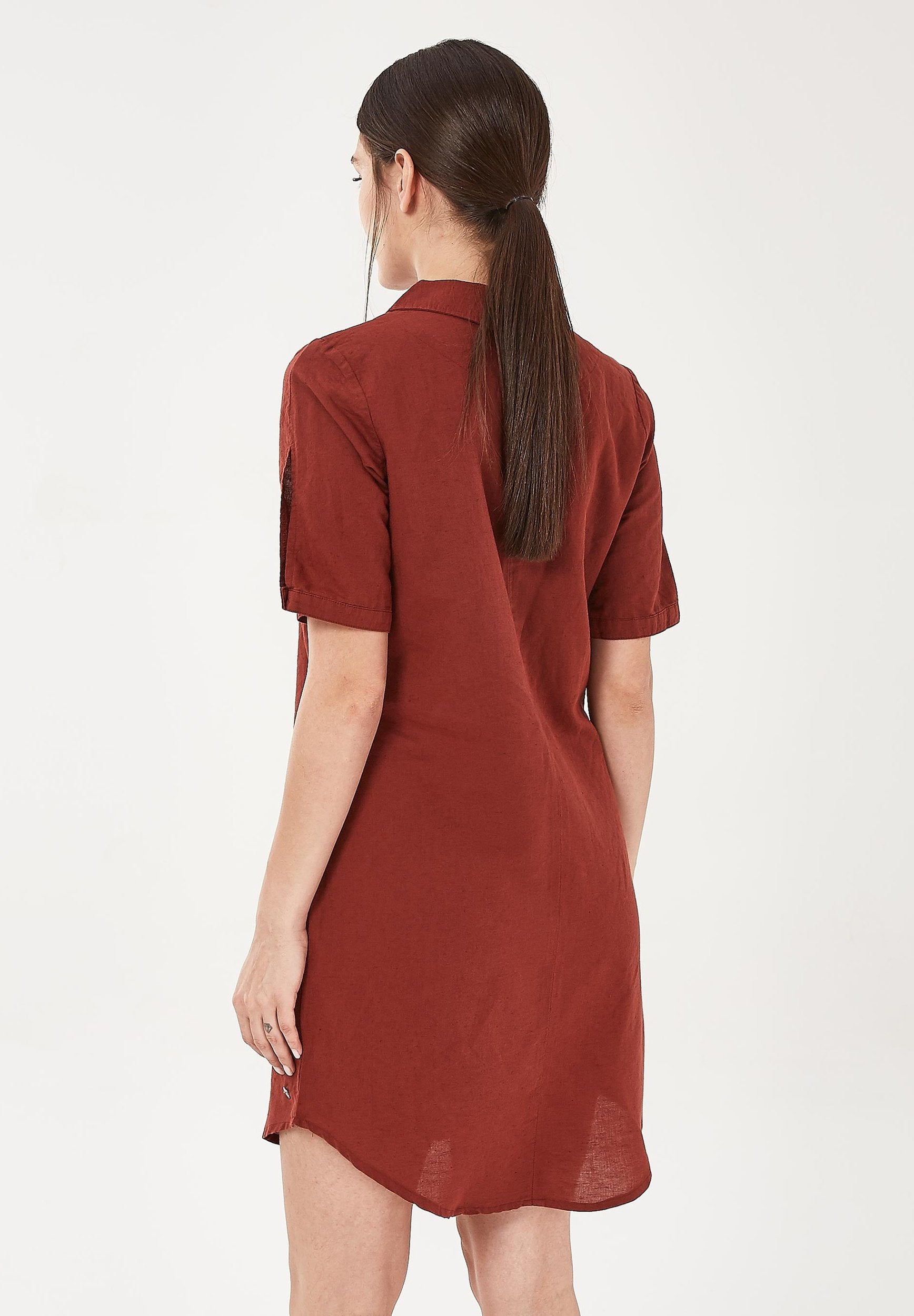 Kleid aus Leinen-Mix mit Bubikragen