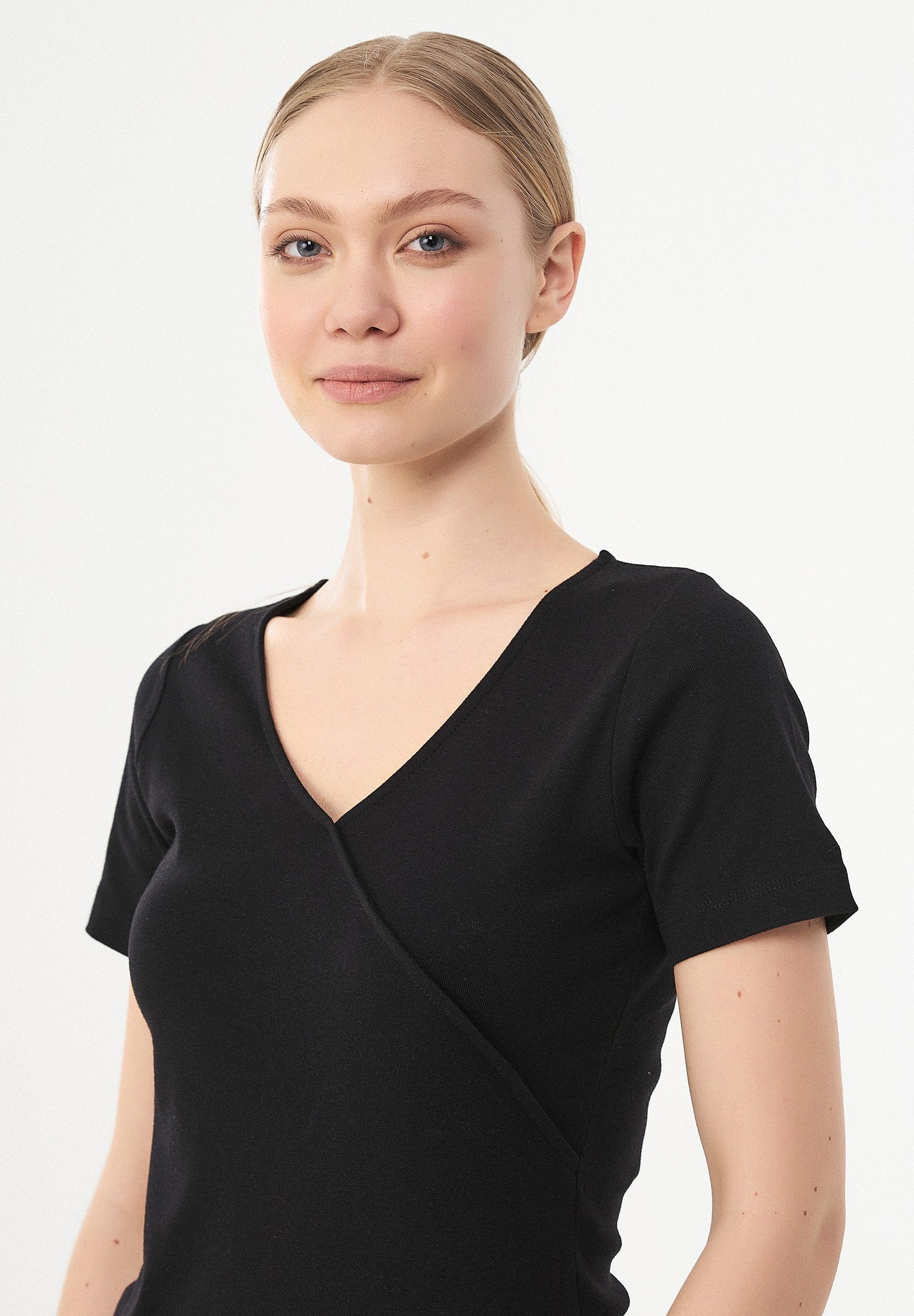 Geripptes T-Shirt aus Bio-Baumwolle mit V-Ausschnitt