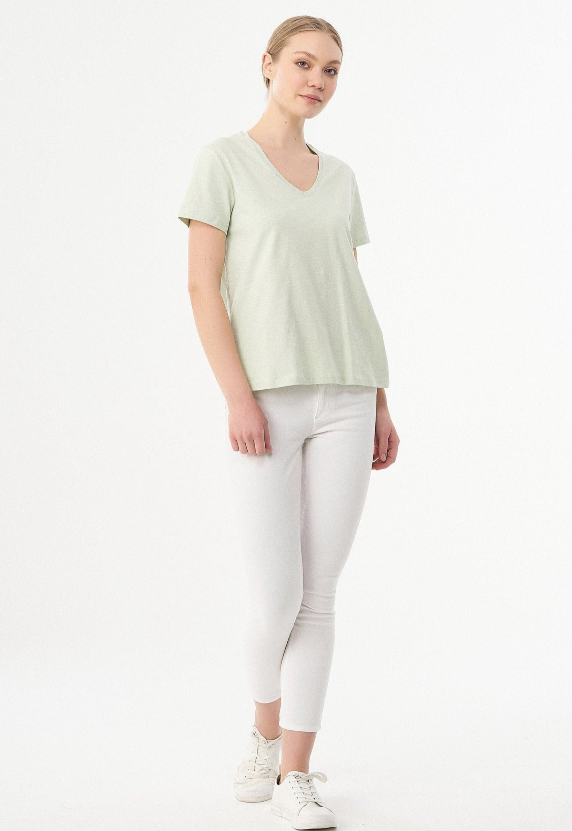 Basic T-Shirt aus Bio-Baumwolle mit V-Ausschnitt