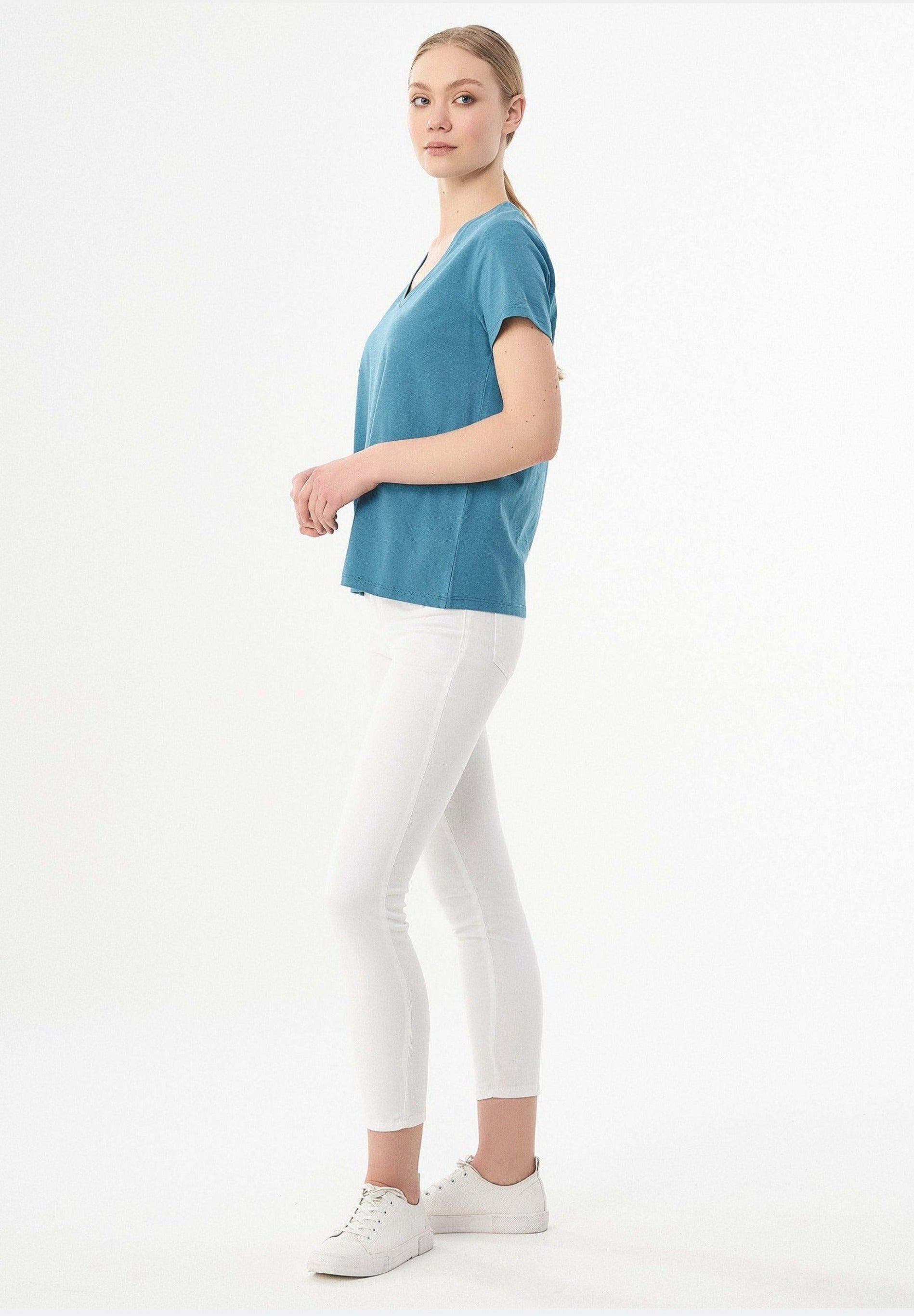 Basic T-Shirt aus Bio-Baumwolle mit V-Ausschnitt