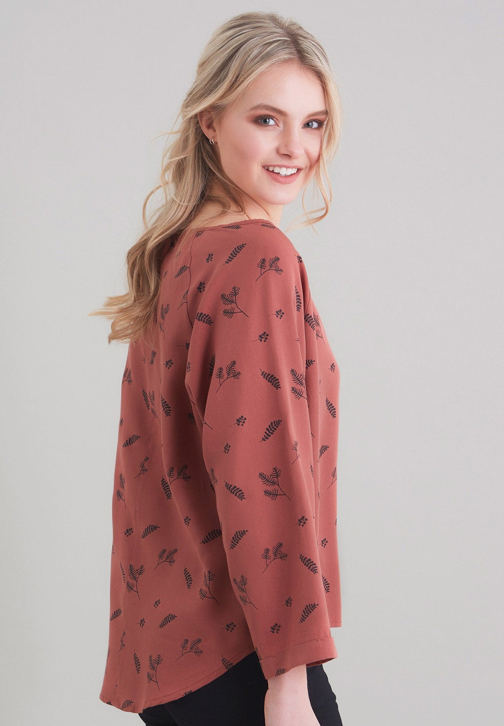 TENCEL™ Lyocell Blusenshirt mit schlichtem Blatt Motiv