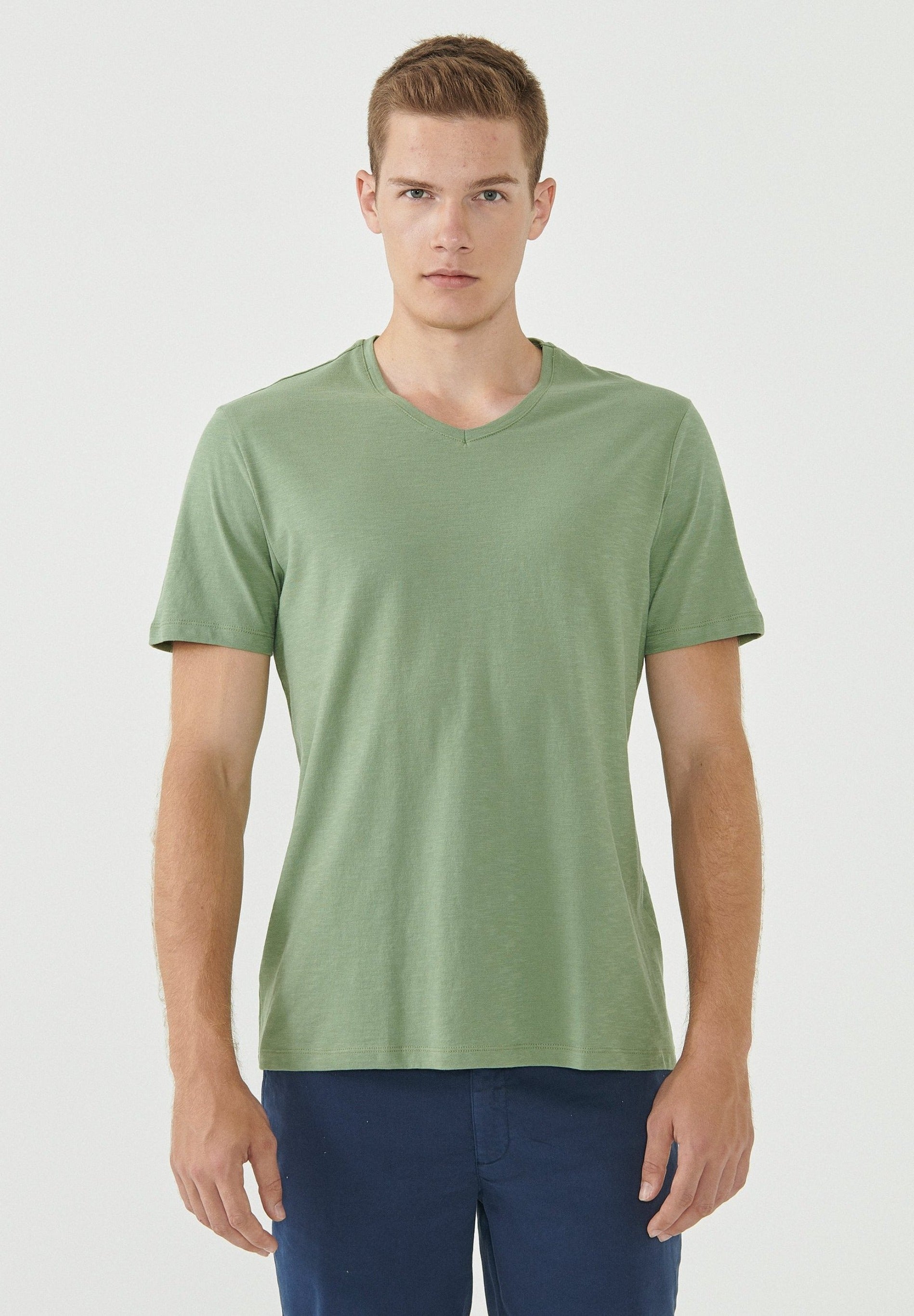 Basic T-Shirt aus Bio-Baumwolle mit V-Ausschnitt