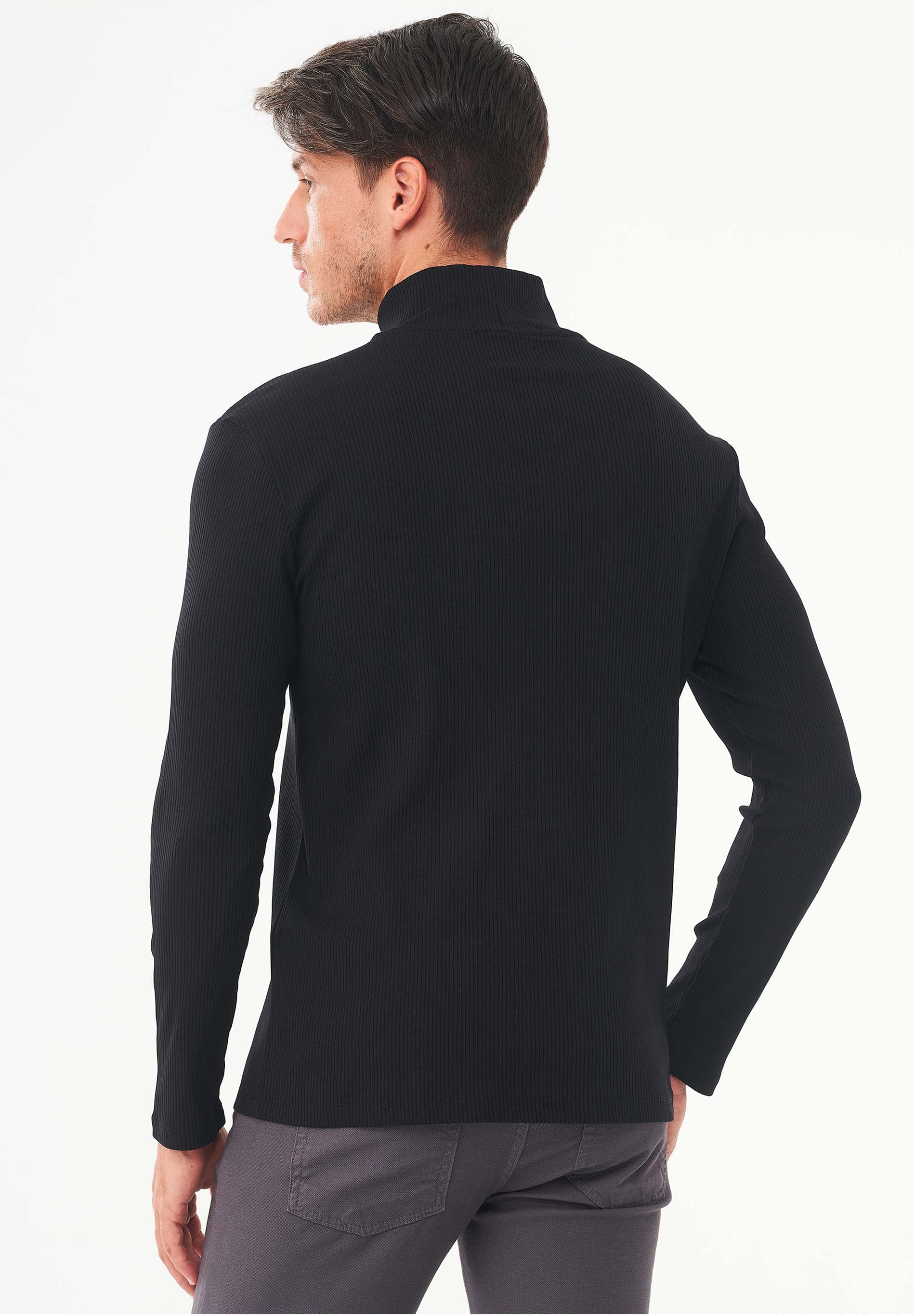 Geripptes Langarmshirt aus Bio-Baumwolle mit Rollkragen