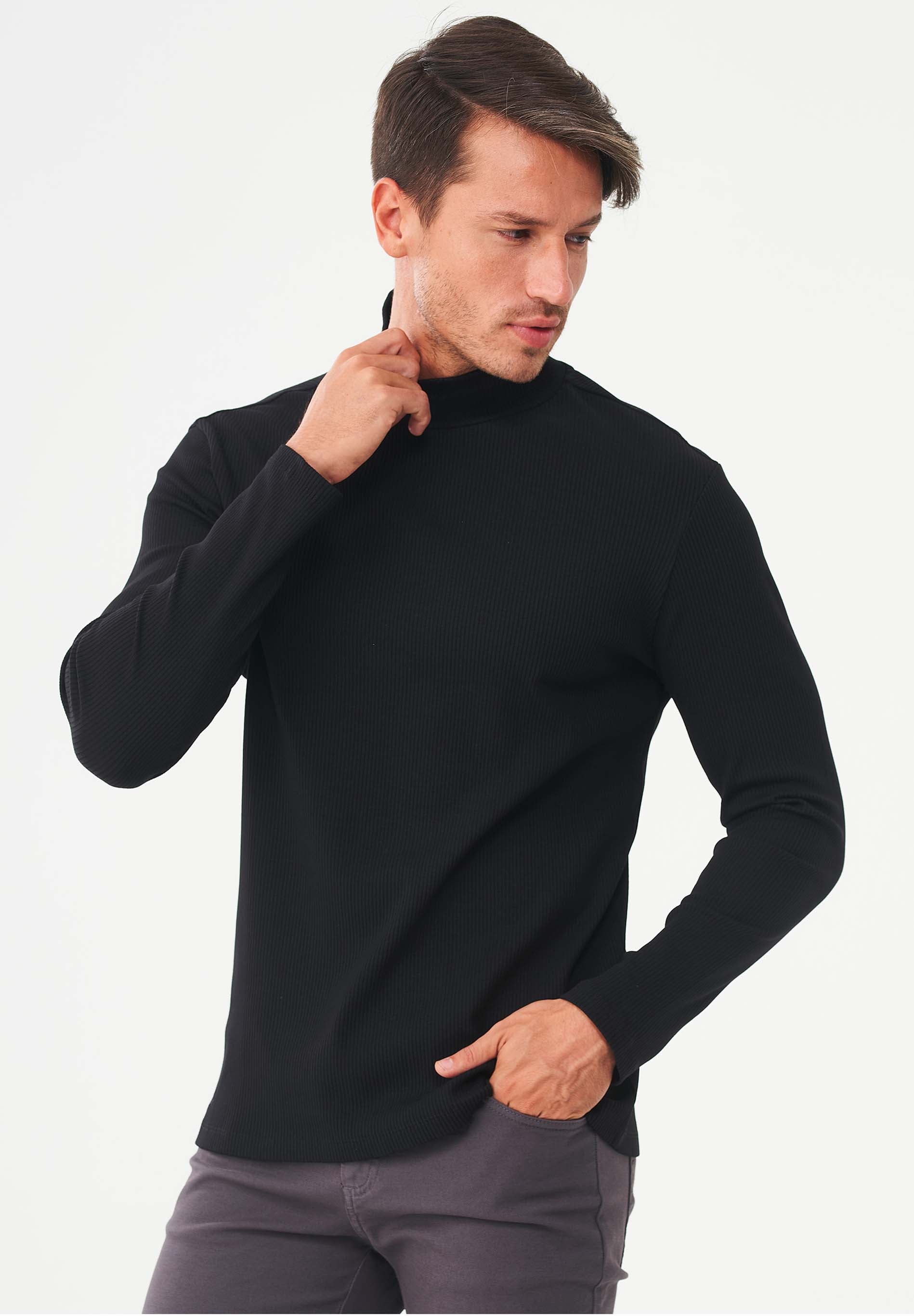 Geripptes Langarmshirt aus Bio-Baumwolle mit Rollkragen