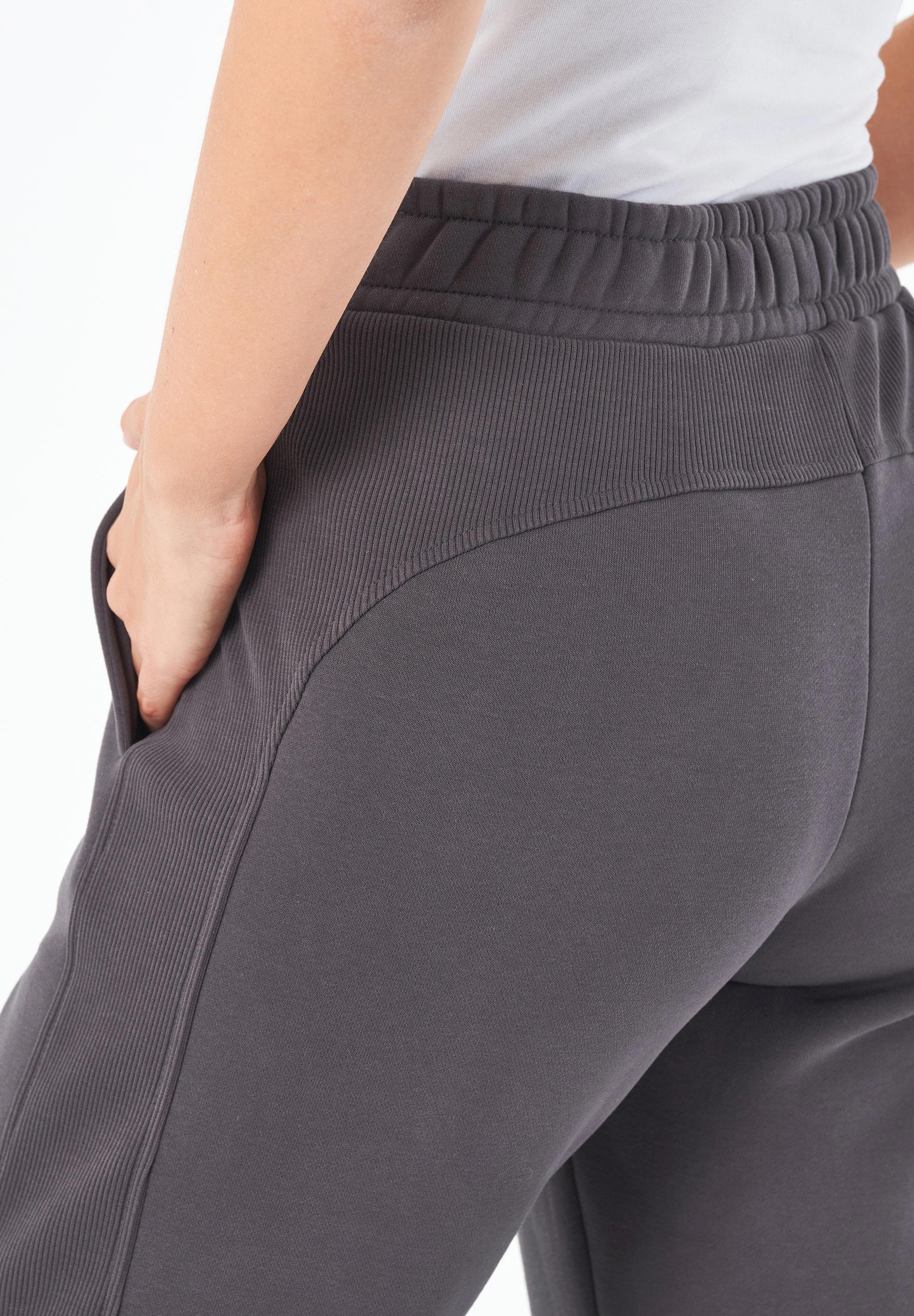 POLLY | Essentials Travel Sweathose aus Bio-Baumwolle & Recyceltem Polyester