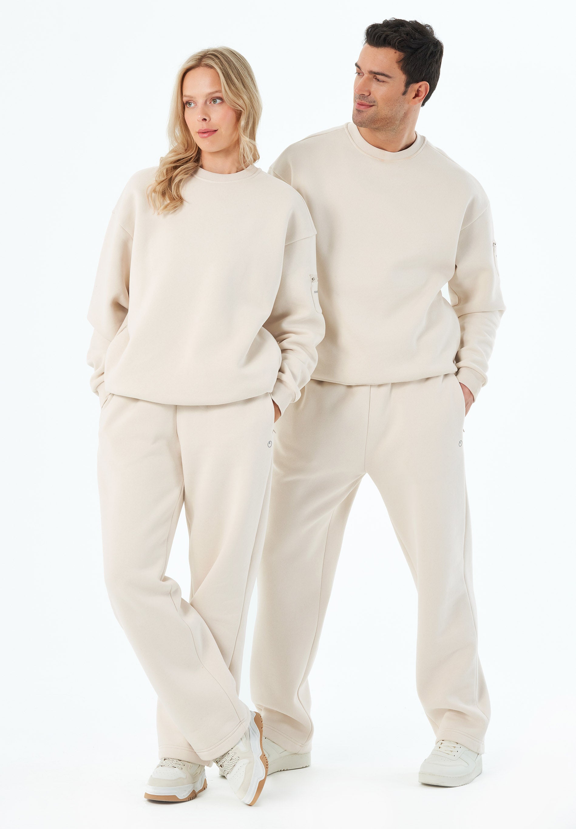 SAYLORR | Essentials Travel Unisex Sweatshirt aus Bio-Baumwolle und recyceltem Polyester