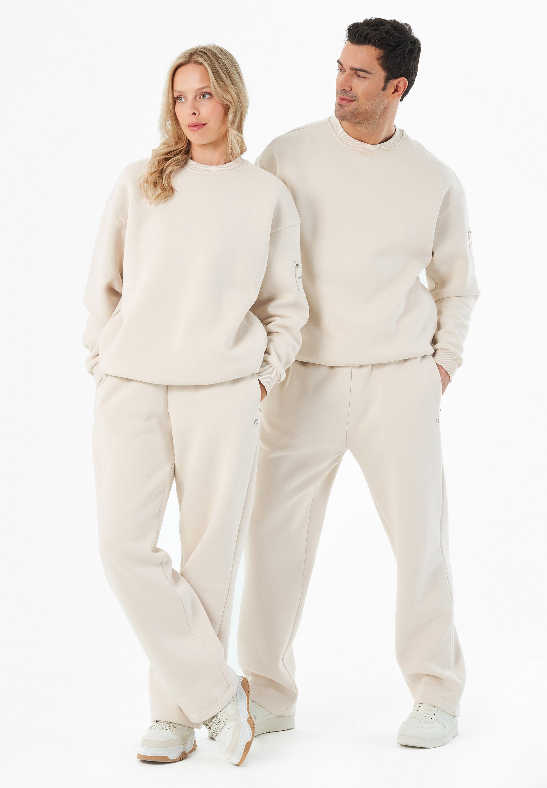 SAYLORR | Essentials Travel Unisex Sweatshirt aus Bio-Baumwolle und recyceltem Polyester