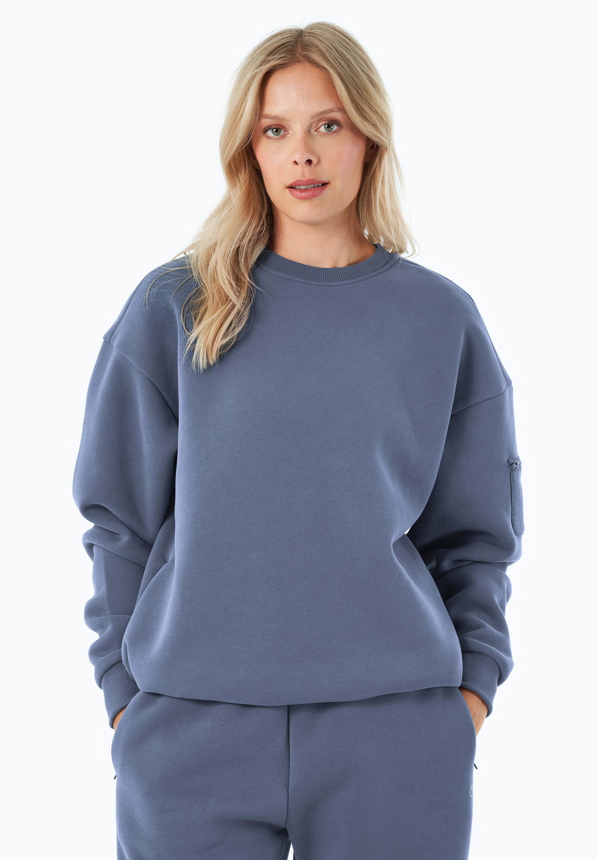 SAYLORR | Essentials Travel Unisex Sweatshirt aus Bio-Baumwolle und recyceltem Polyester
