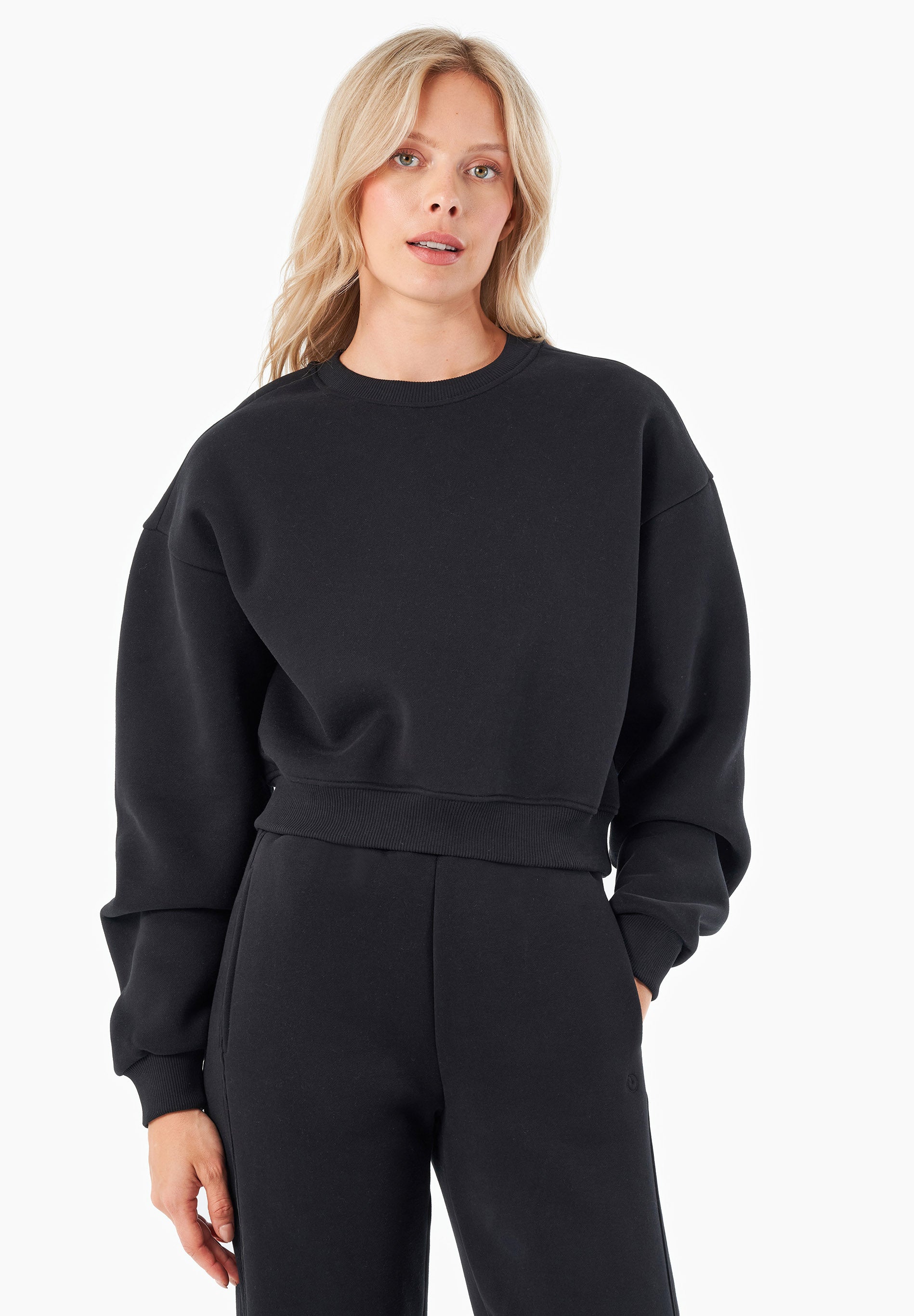 SILLIVIA | Essentials Travel Crop-Sweatshirt aus Bio-Baumwolle und recyceltem Polyester