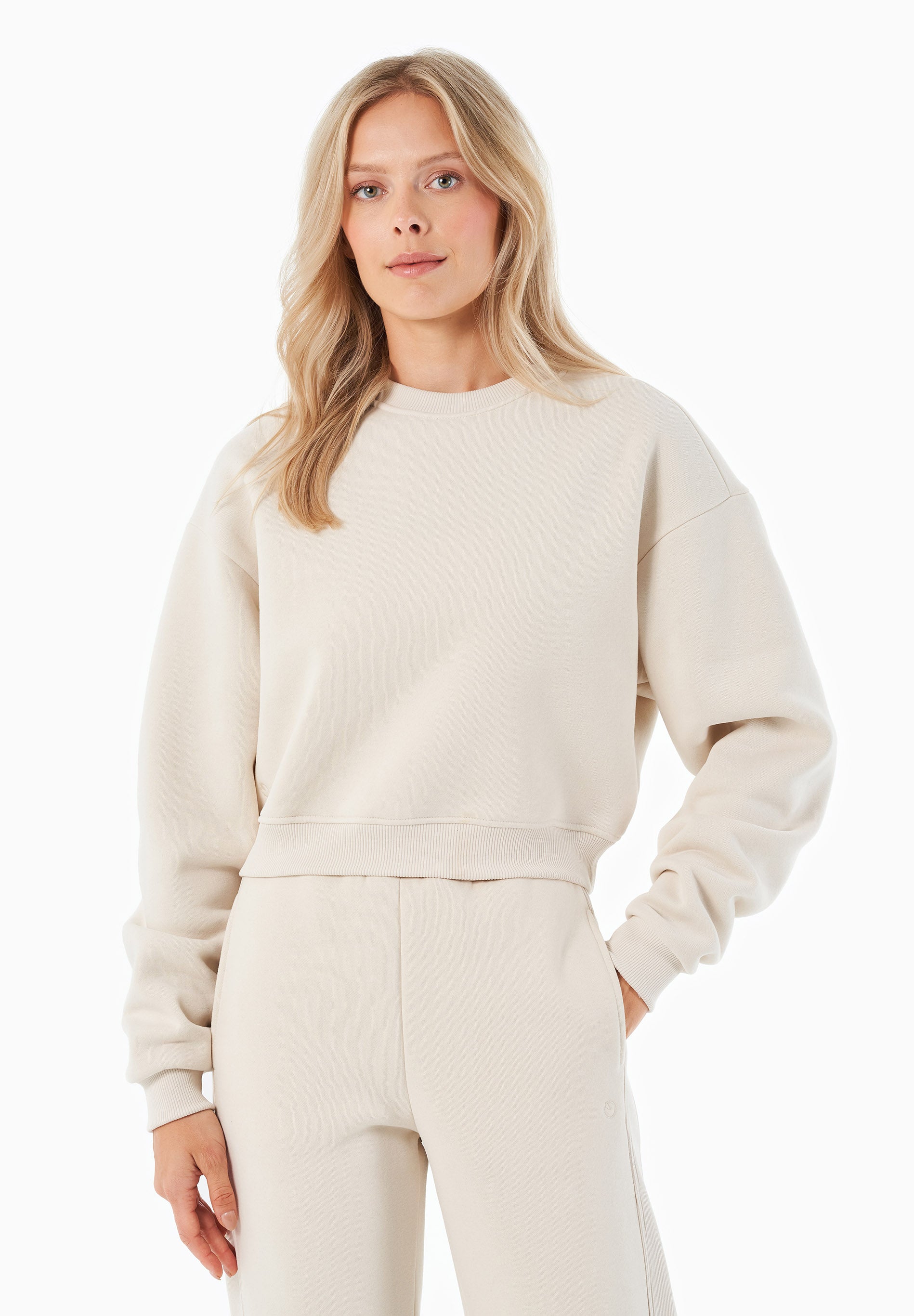SILLIVIA | Essentials Travel Crop-Sweatshirt aus Bio-Baumwolle und recyceltem Polyester