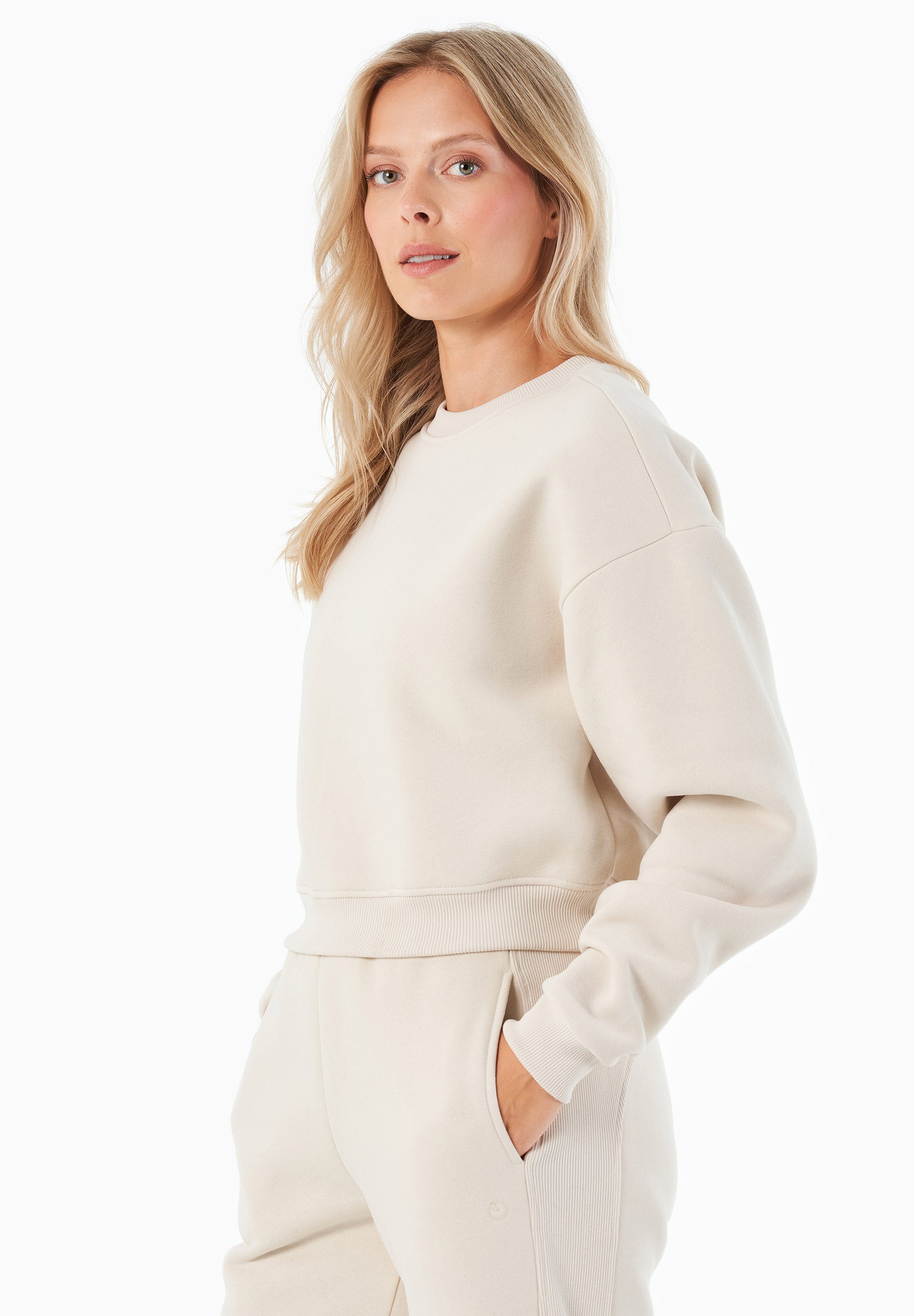 SILLIVIA | Essentials Travel Crop-Sweatshirt aus Bio-Baumwolle und recyceltem Polyester