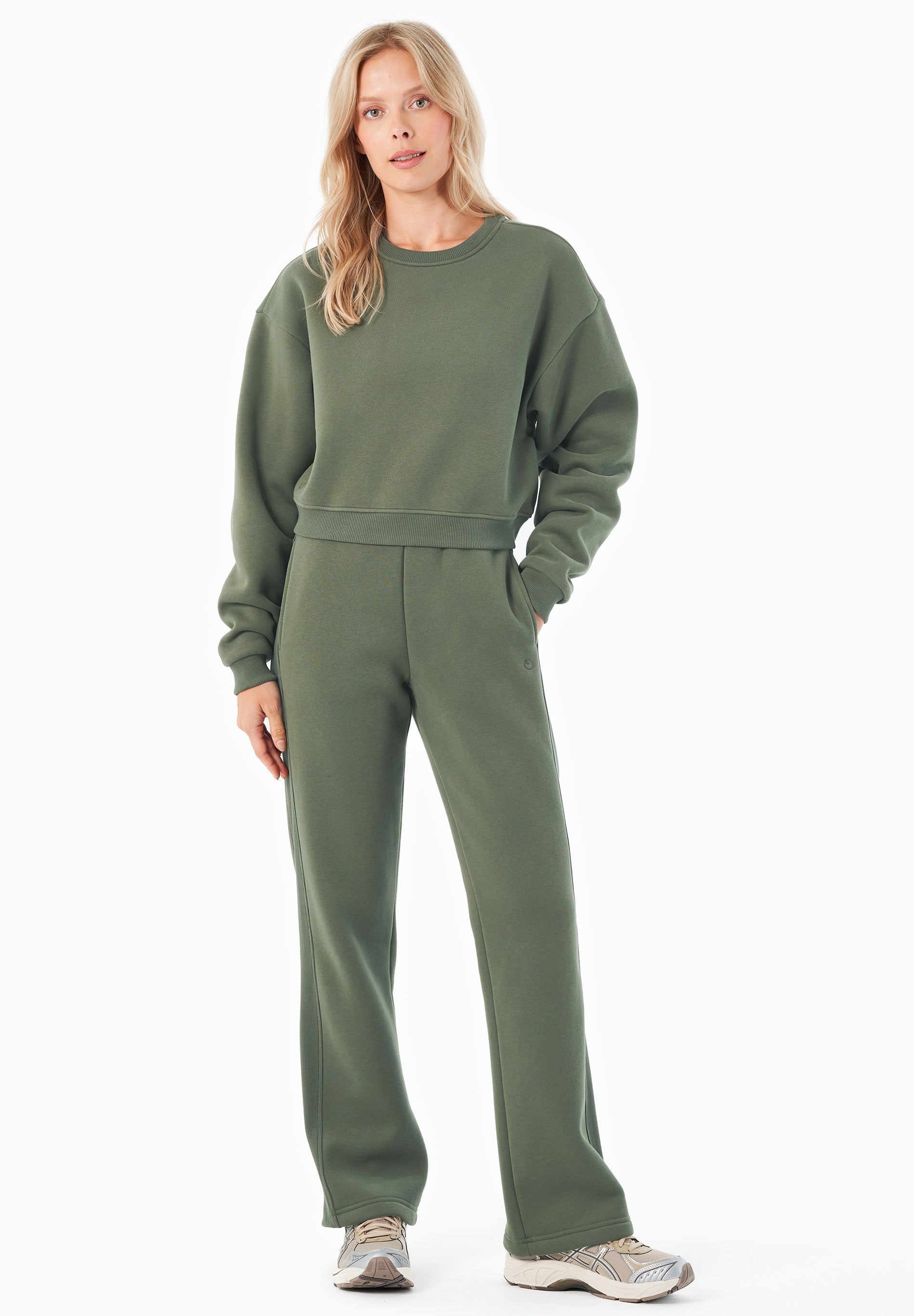 SILLIVIA | Essentials Travel Crop-Sweatshirt aus Bio-Baumwolle und recyceltem Polyester