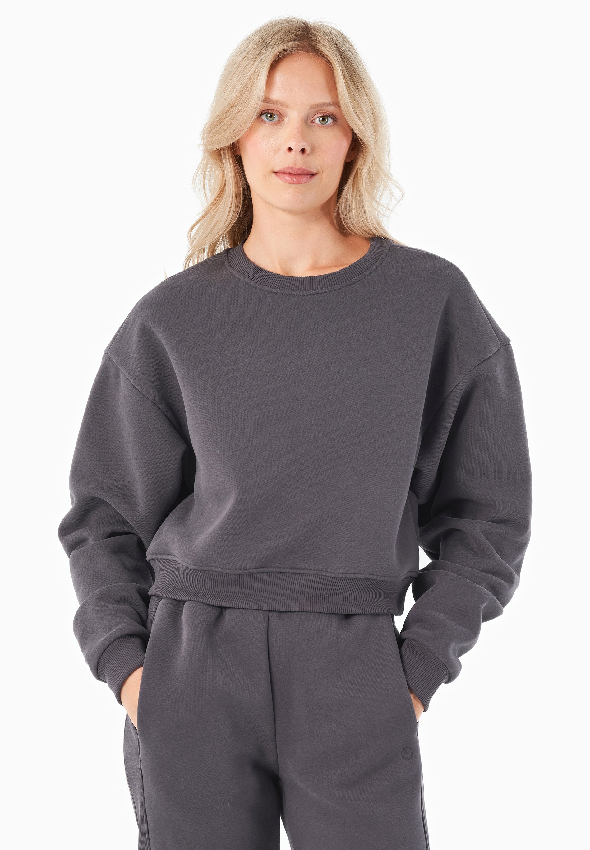 SILLIVIA | Essentials Travel Crop-Sweatshirt aus Bio-Baumwolle und recyceltem Polyester