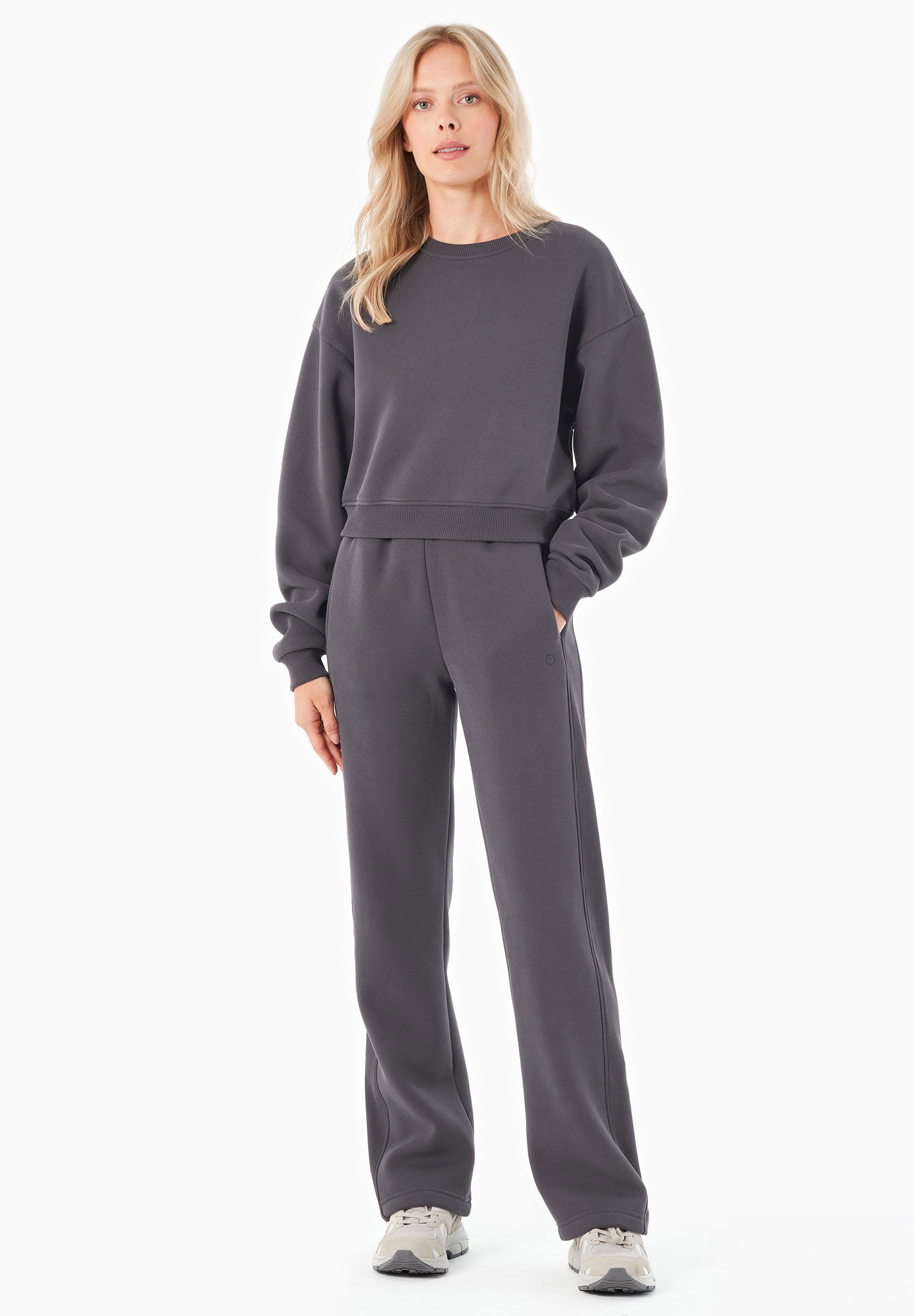 SILLIVIA | Essentials Travel Crop-Sweatshirt aus Bio-Baumwolle und recyceltem Polyester