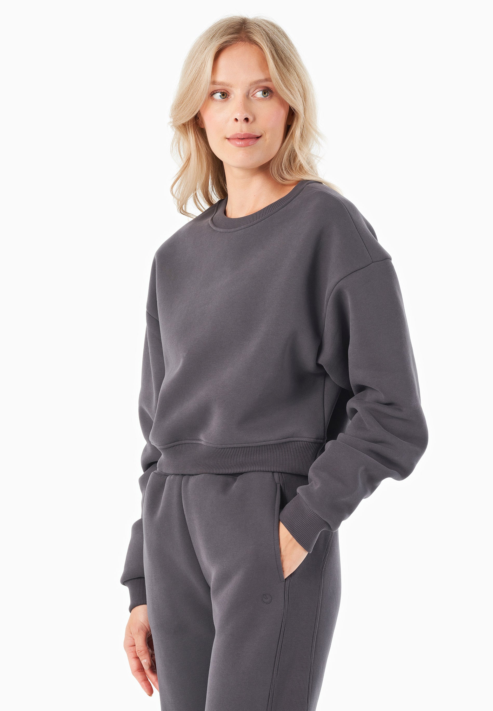 SILLIVIA | Essentials Travel Crop-Sweatshirt aus Bio-Baumwolle und recyceltem Polyester