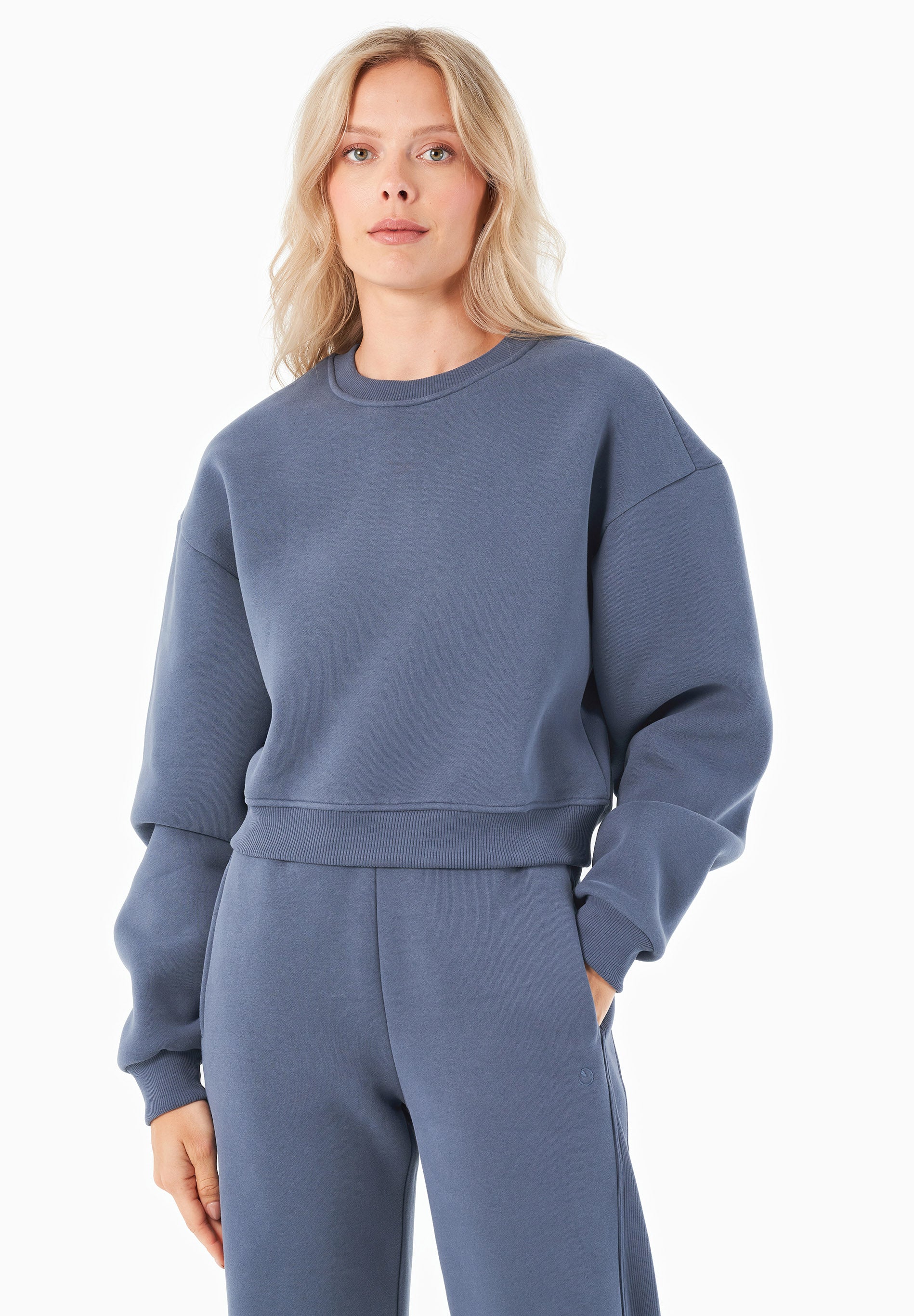 SILLIVIA | Essentials Travel Crop-Sweatshirt aus Bio-Baumwolle und recyceltem Polyester