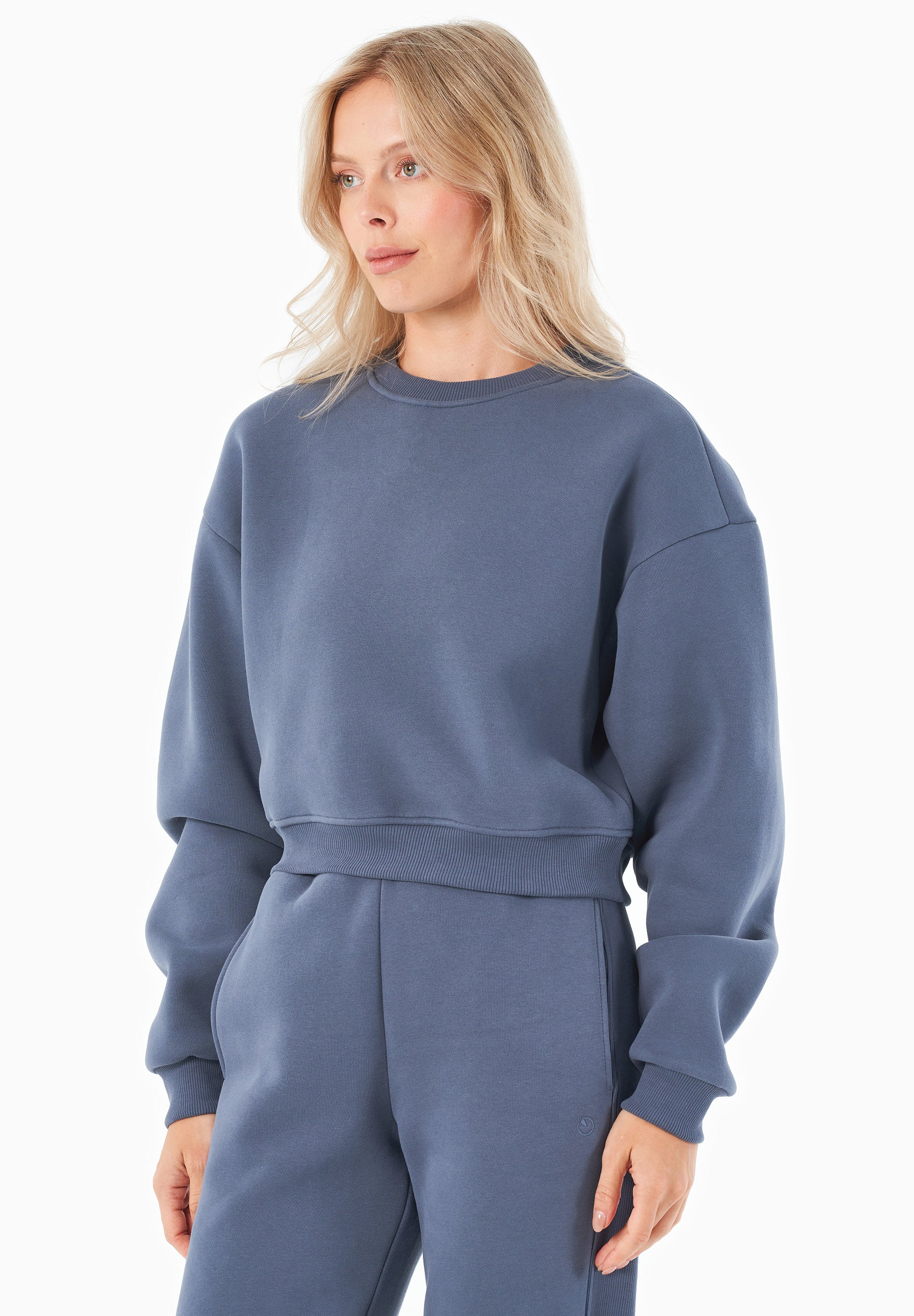 SILLIVIA | Essentials Travel Crop-Sweatshirt aus Bio-Baumwolle und recyceltem Polyester