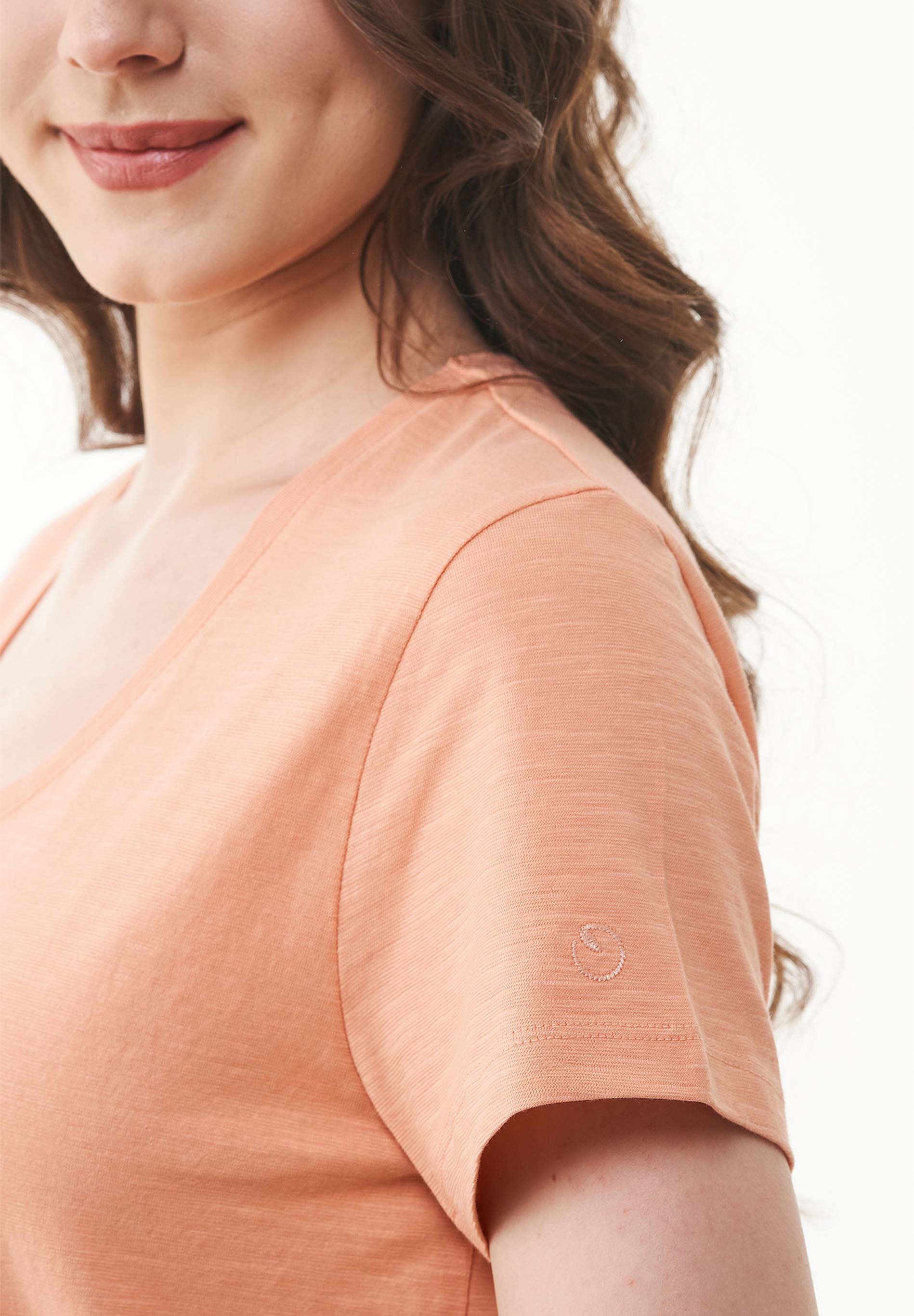 Basic T-Shirt aus Bio-Baumwolle mit V-Ausschnitt