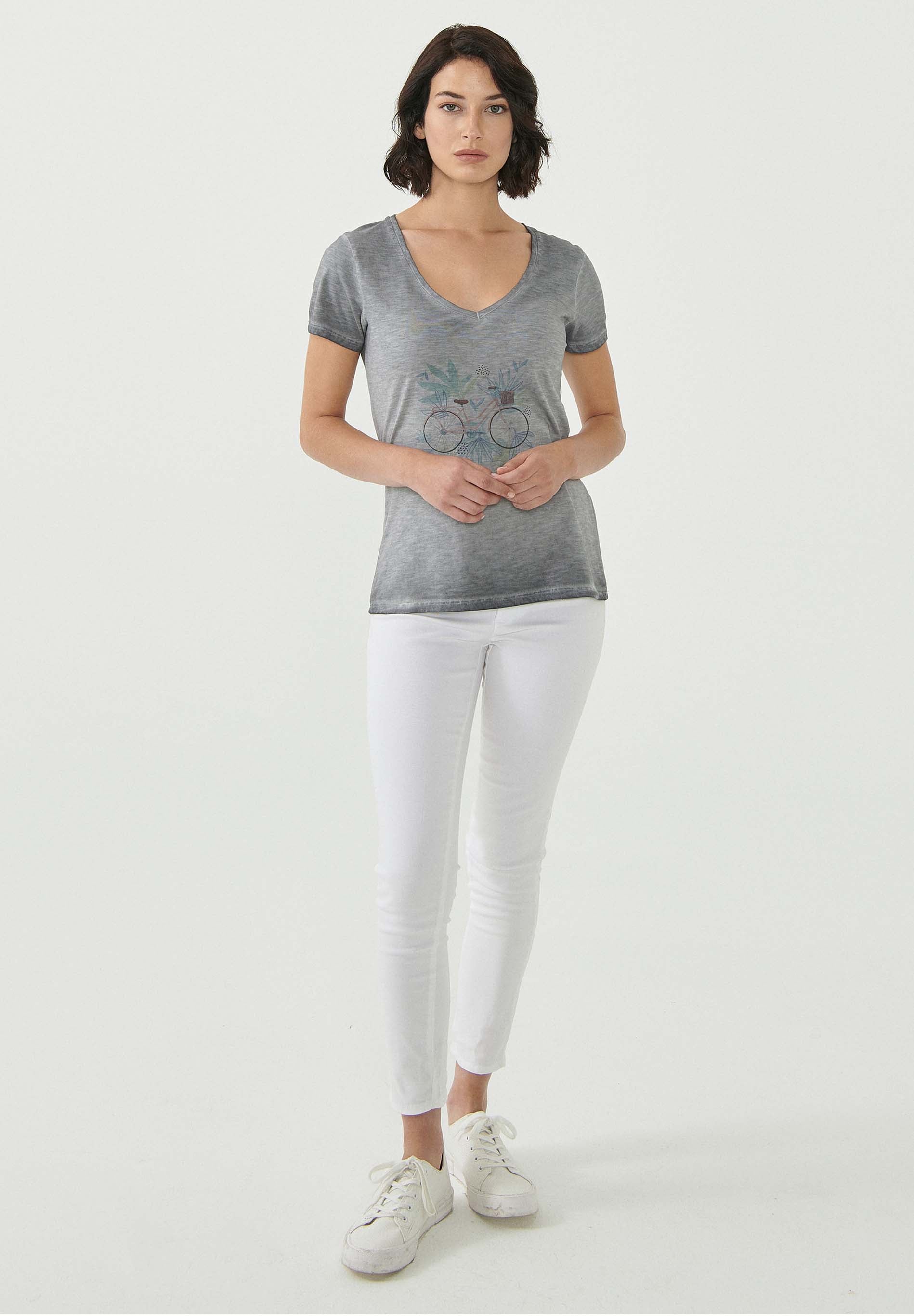 Garment Dyed T-Shirt aus Bio-Baumwolle mit Fahrrad-Print