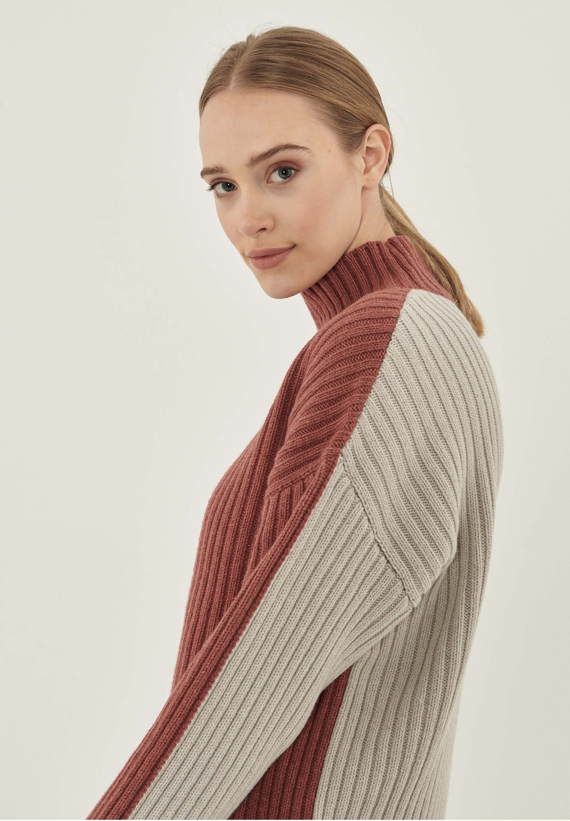 Stehkragenpullover aus Bio-Merinowolle und Bio-Baumwolle