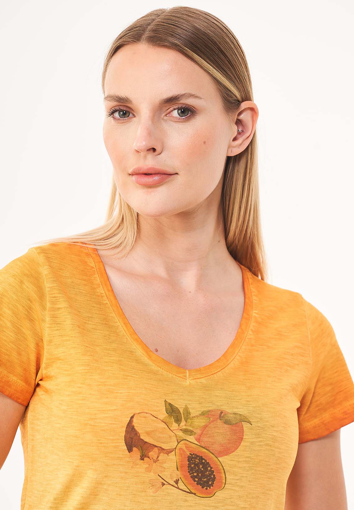 Garment Dyed T-Shirt aus Bio-Baumwolle mit  Frucht-Print