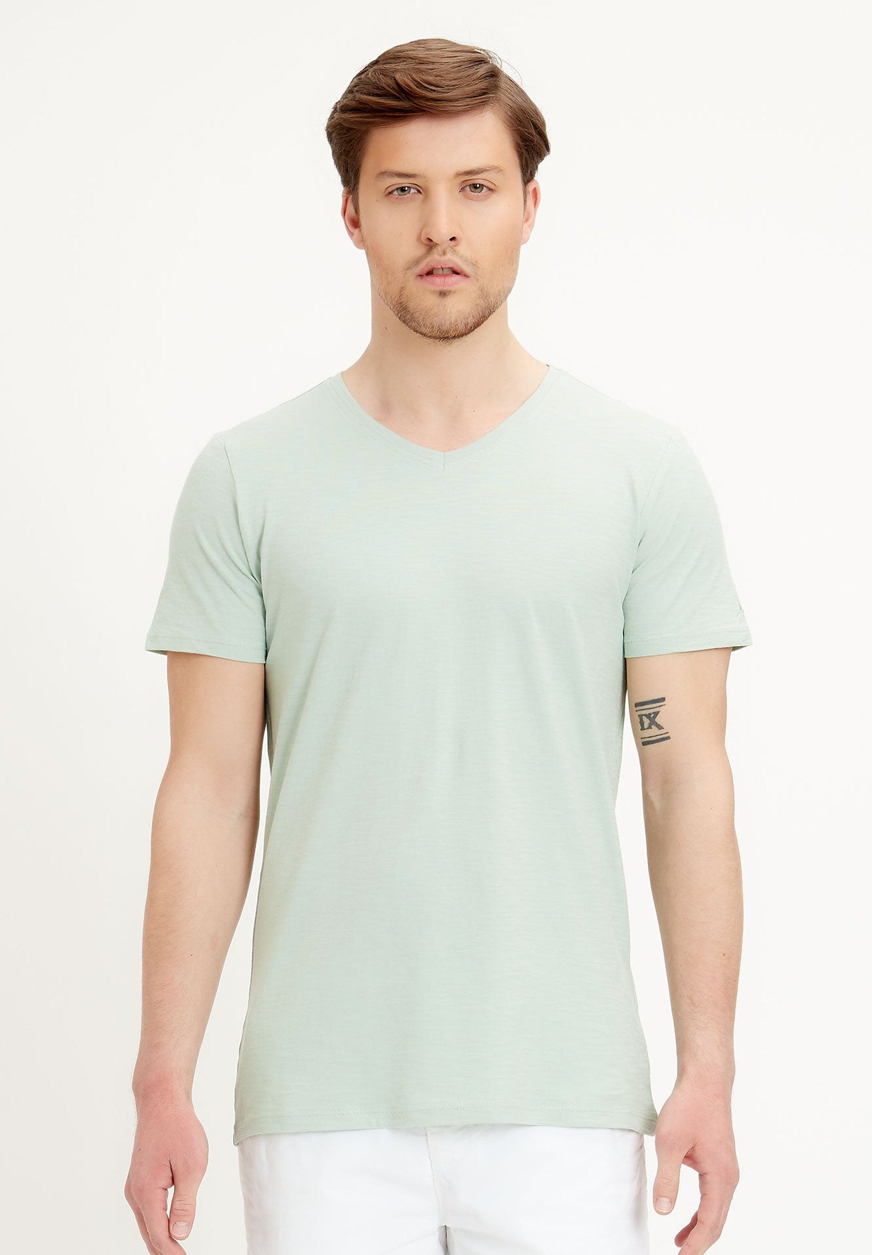 Basic T-Shirt aus Bio-Baumwolle mit V-Ausschnitt