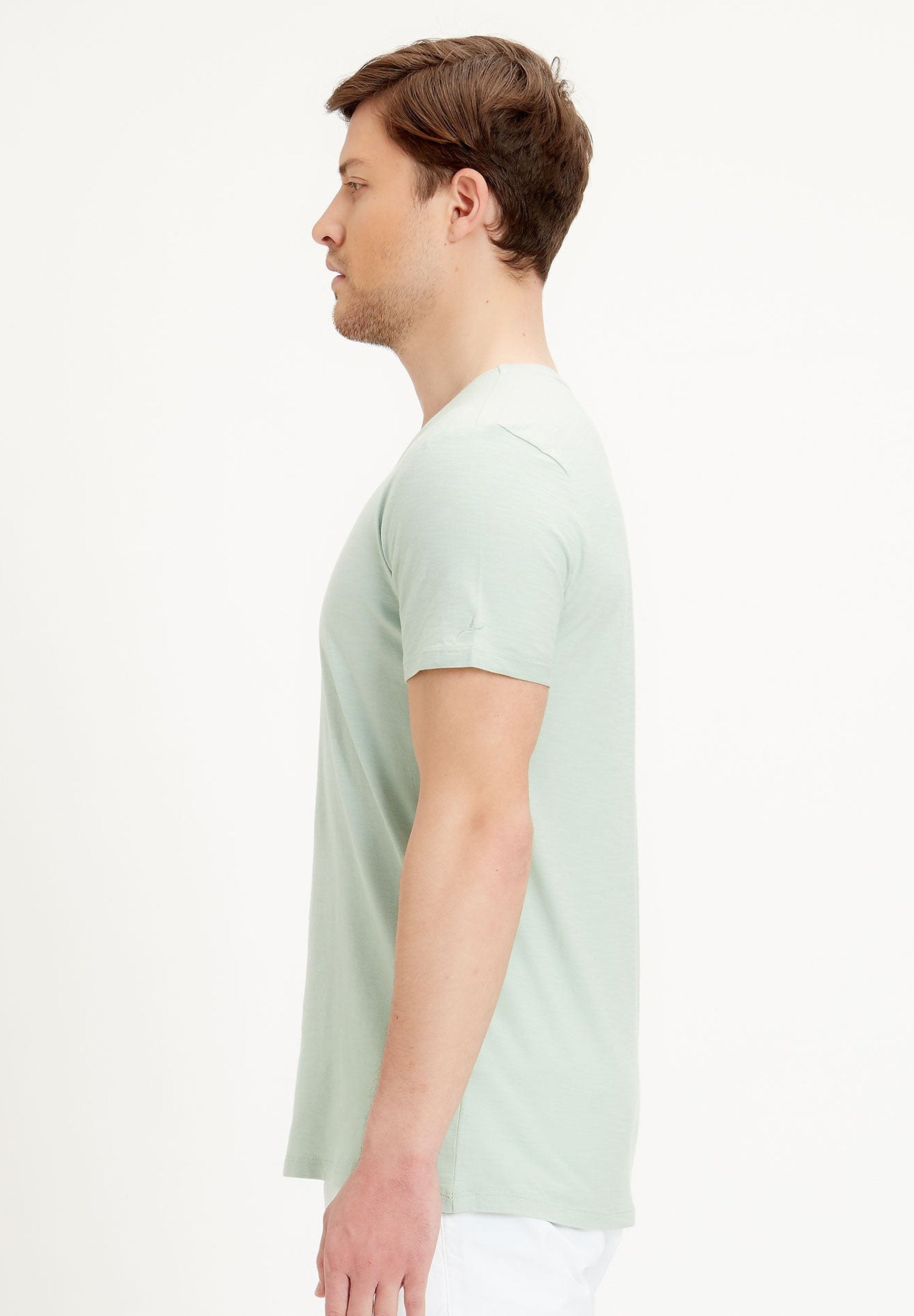 Basic T-Shirt aus Bio-Baumwolle mit V-Ausschnitt