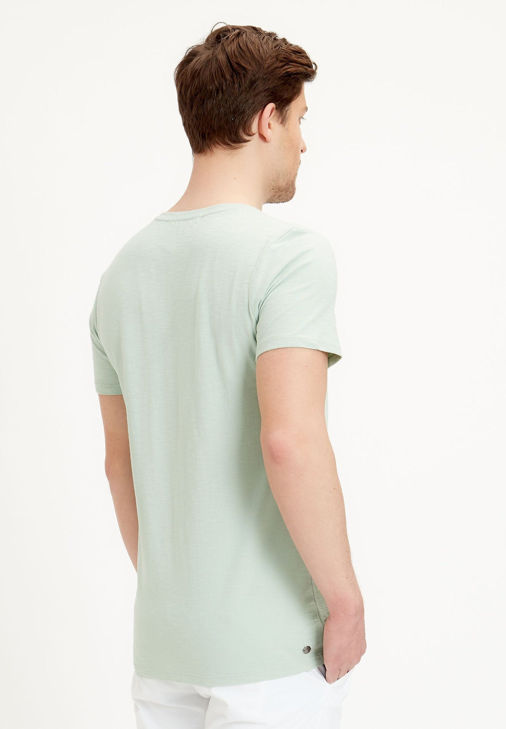 Basic T-Shirt aus Bio-Baumwolle mit V-Ausschnitt