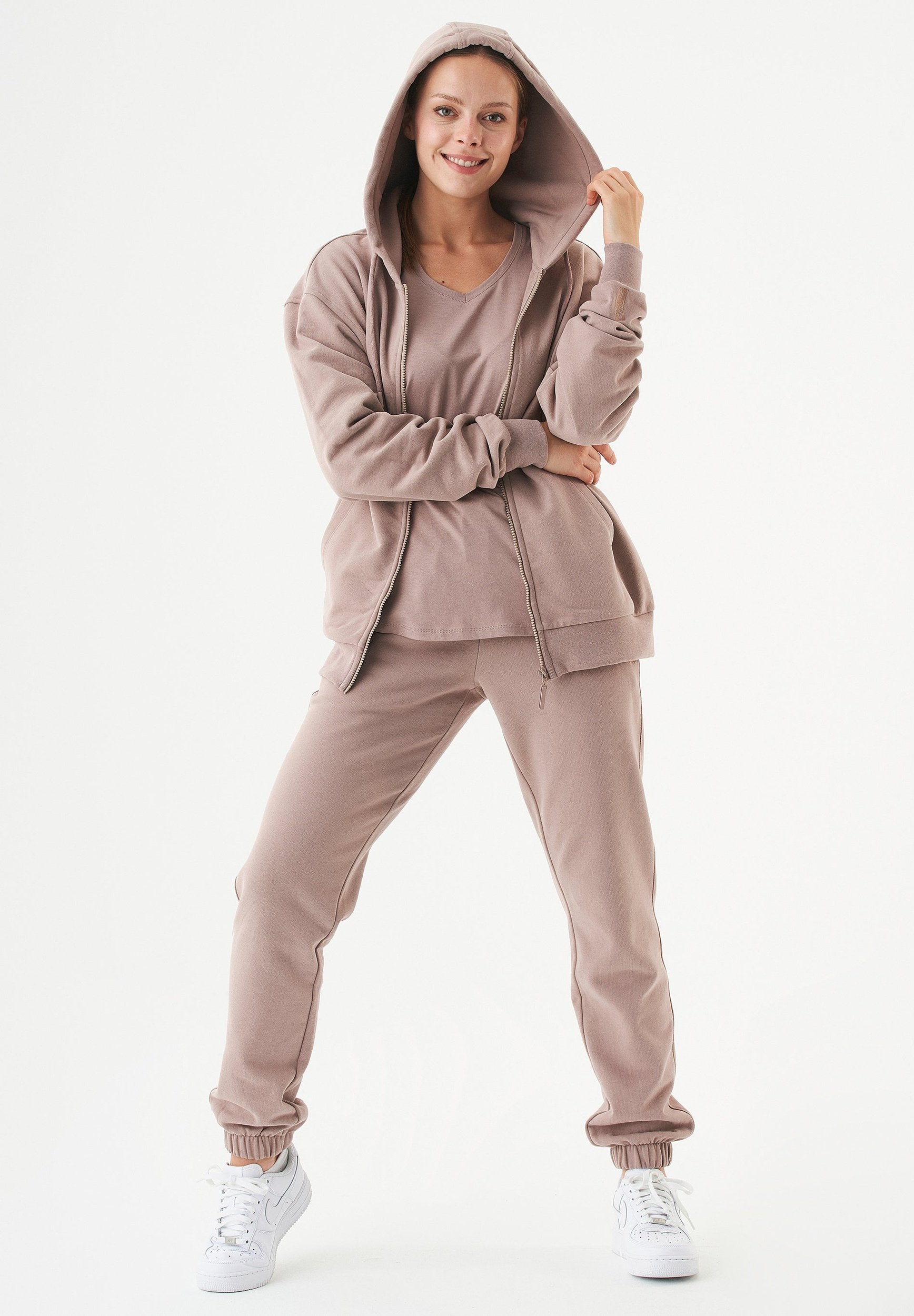 ESSENTIALS-JUNDA- Unisex Soft Touch Sweatjacke aus Bio-Baumwolle