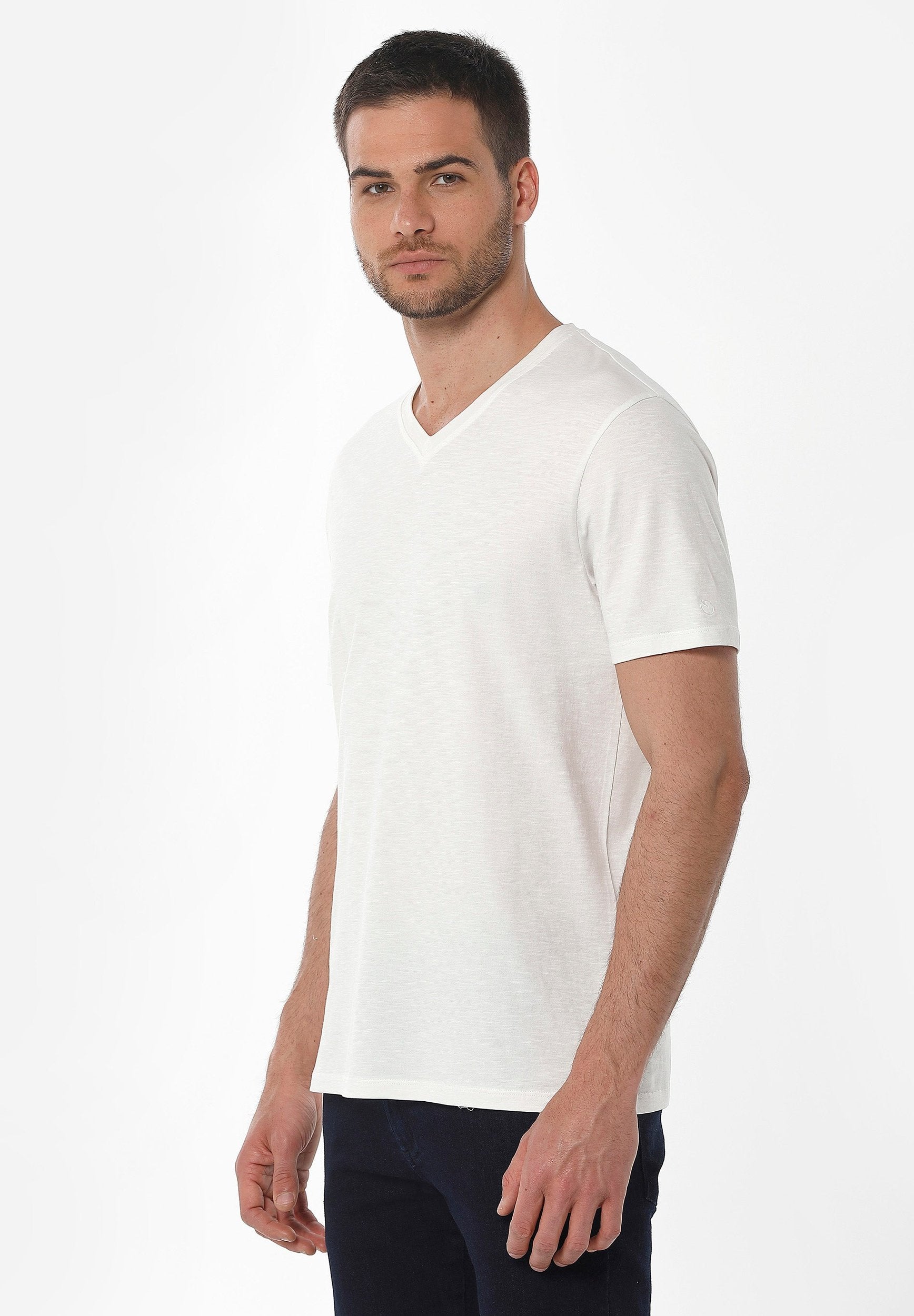 Basic T-Shirt aus Bio-Baumwolle mit V-Ausschnitt