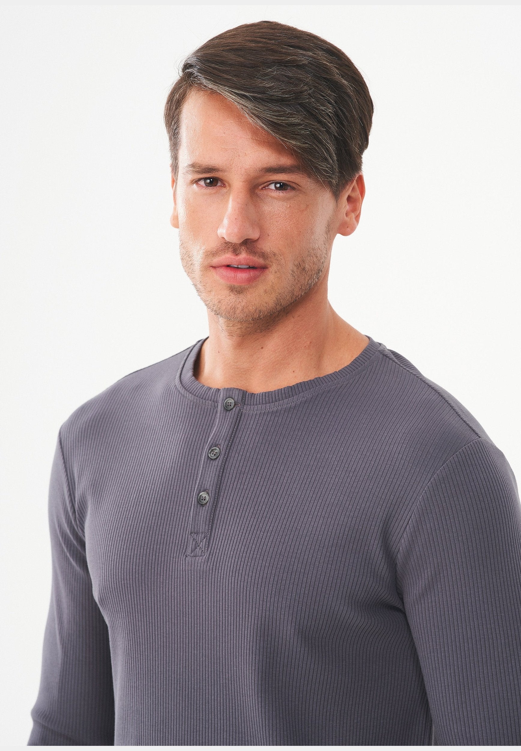 Geripptes Henley Langarmshirt aus Bio-Baumwolle