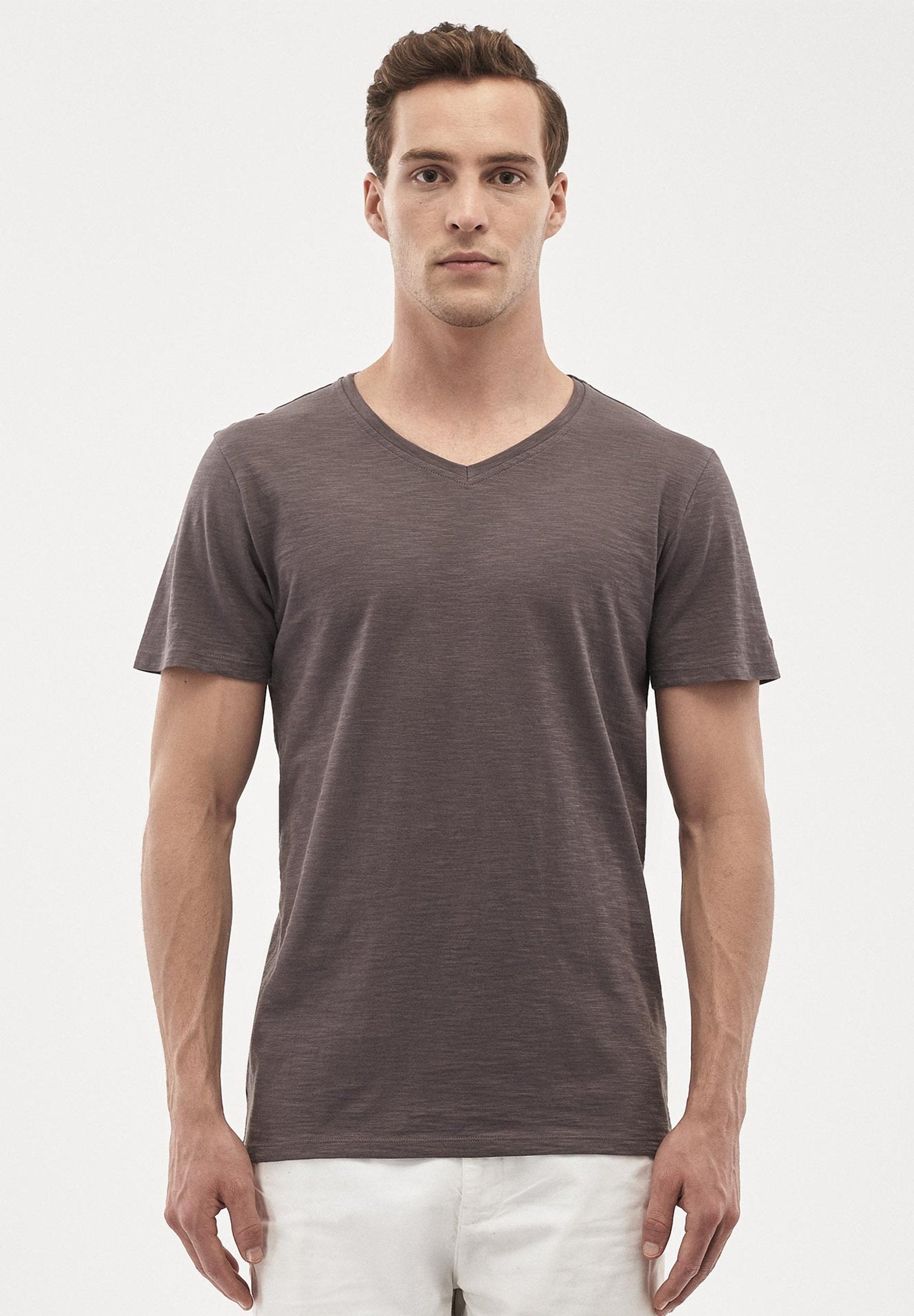 Basic T-Shirt aus Bio-Baumwolle mit V-Ausschnitt