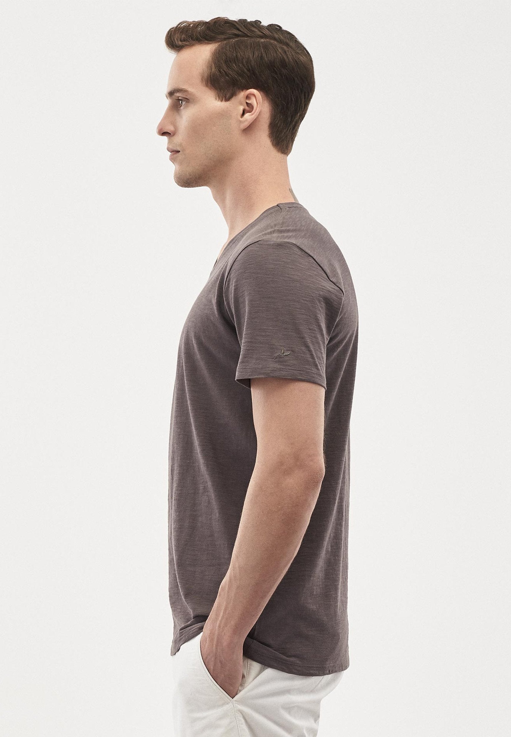 Basic T-Shirt aus Bio-Baumwolle mit V-Ausschnitt