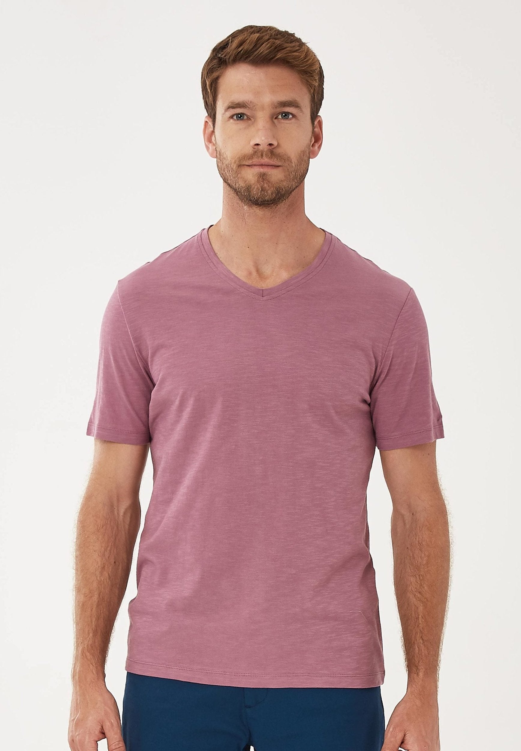 Basic T-Shirt aus Bio-Baumwolle mit V-Ausschnitt | Nachhaltige Mode Herren
