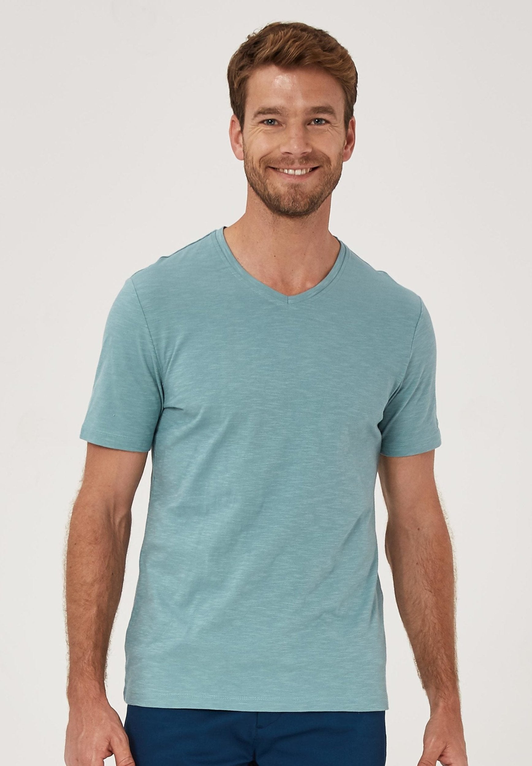 Basic T-Shirt aus Bio-Baumwolle mit V-Ausschnitt | Nachhaltige Herrenmode