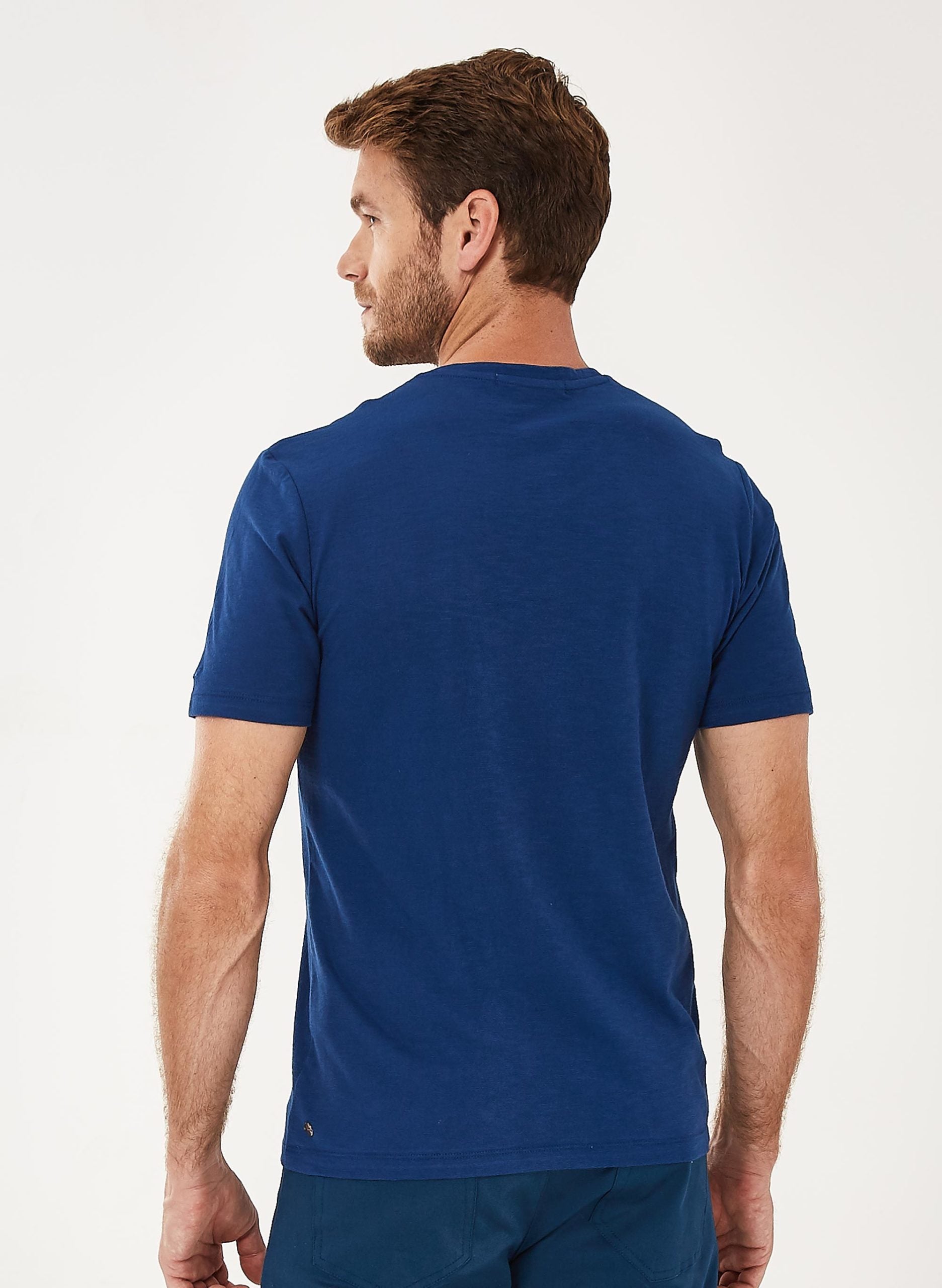 Basic T-Shirt aus Bio-Baumwolle mit V-Ausschnitt