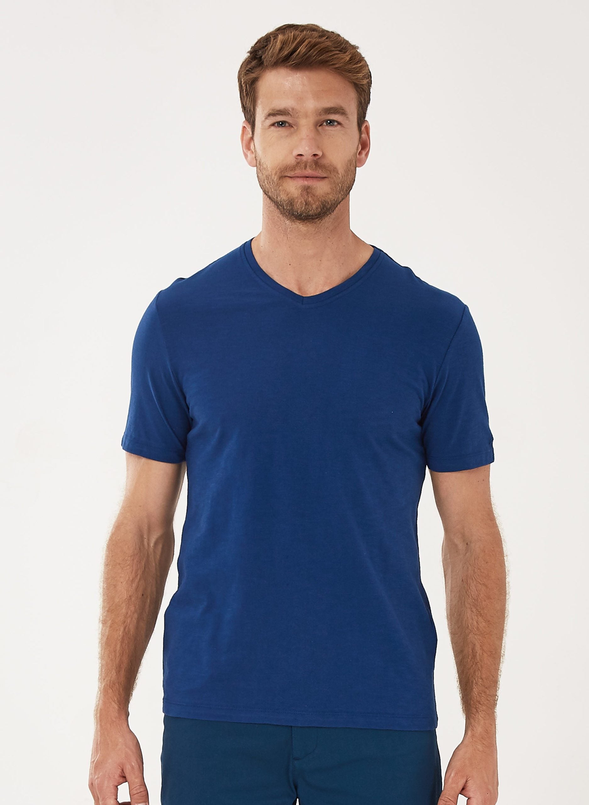 Basic T-Shirt aus Bio-Baumwolle mit V-Ausschnitt | Nachhaltige Mode Herren