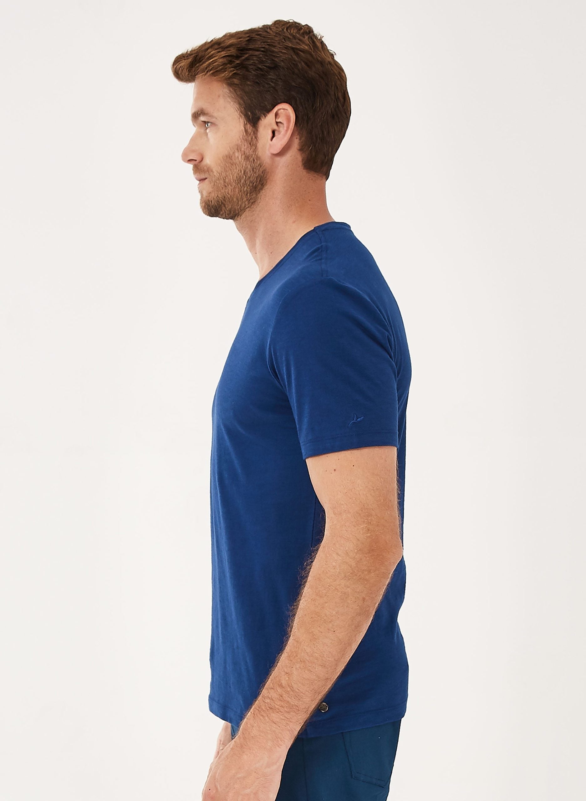 Basic T-Shirt aus Bio-Baumwolle mit V-Ausschnitt