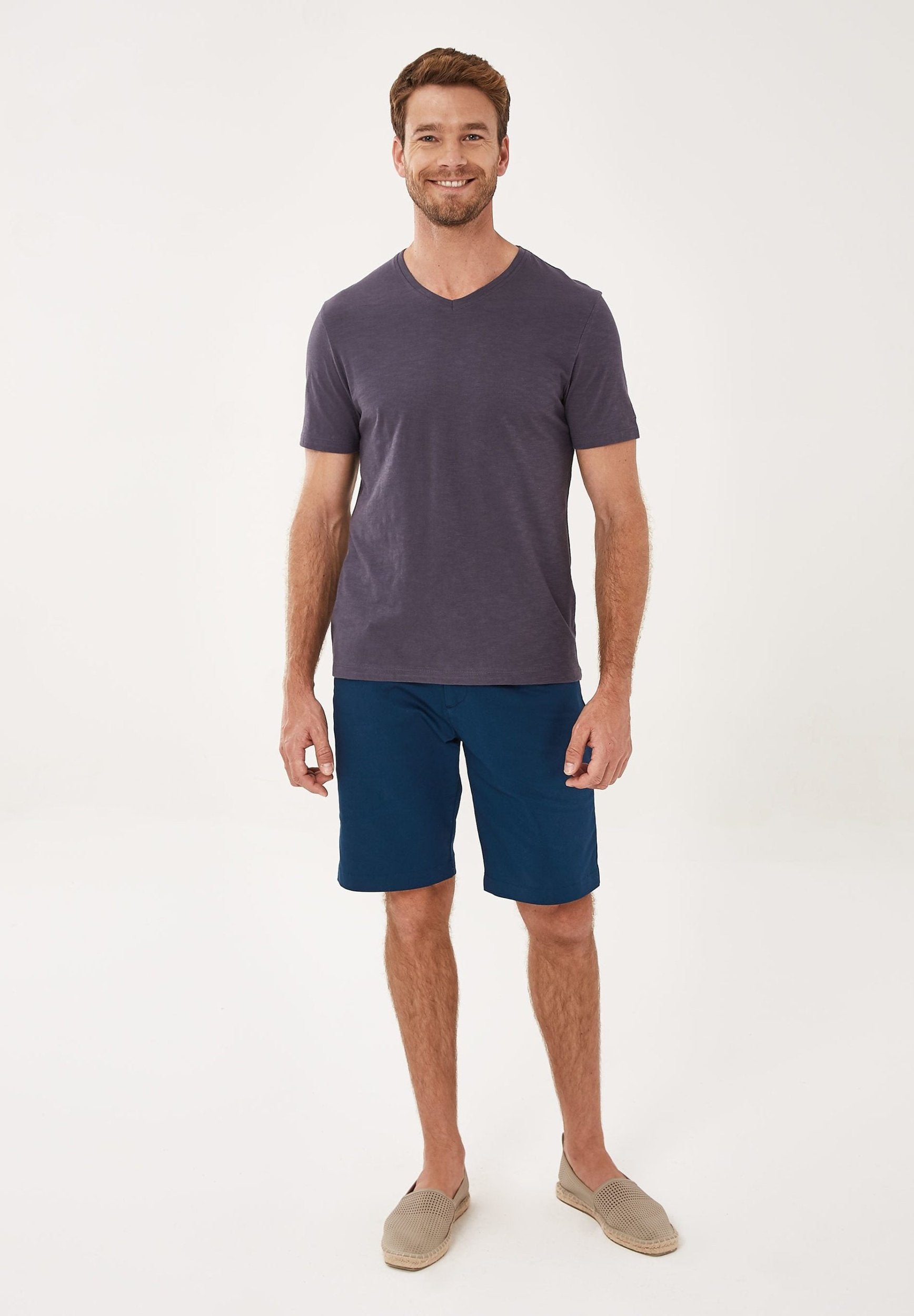 Basic T-Shirt aus Bio-Baumwolle mit V-Ausschnitt
