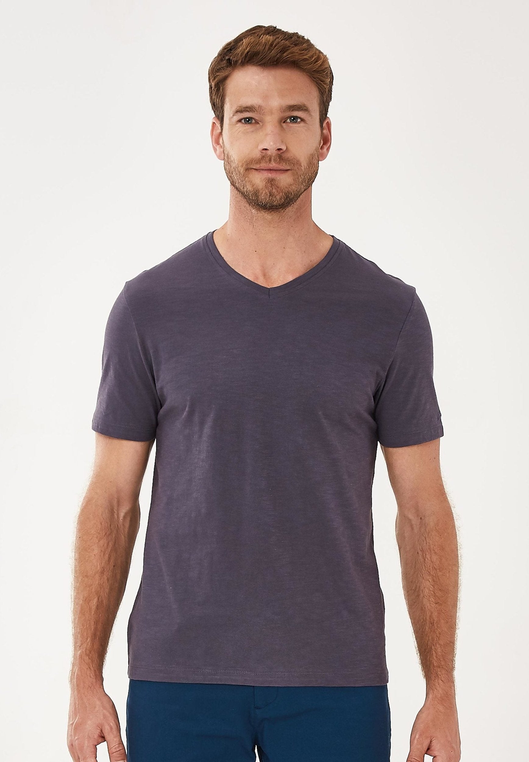 Basic T-Shirt aus Bio-Baumwolle mit V-Ausschnitt | Nachhaltige Mode Herren