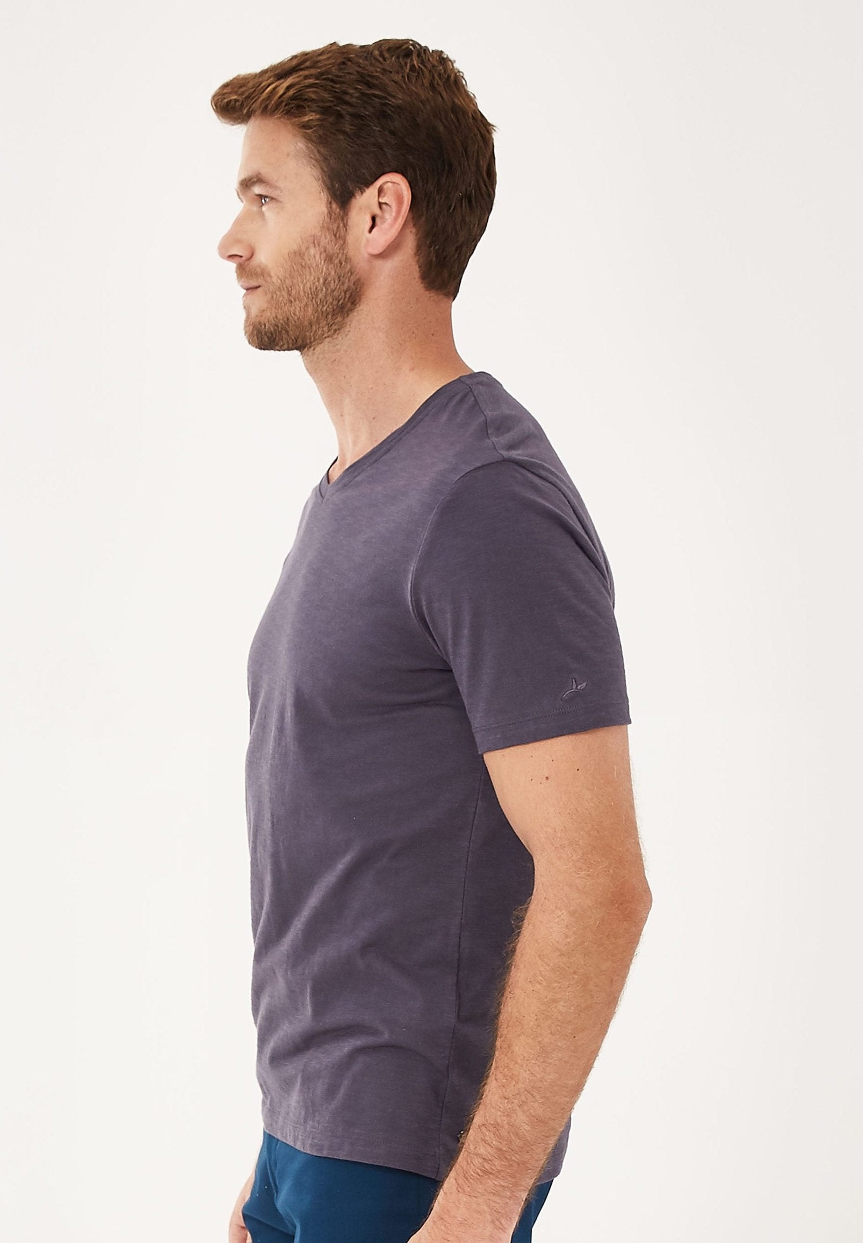 Basic T-Shirt aus Bio-Baumwolle mit V-Ausschnitt