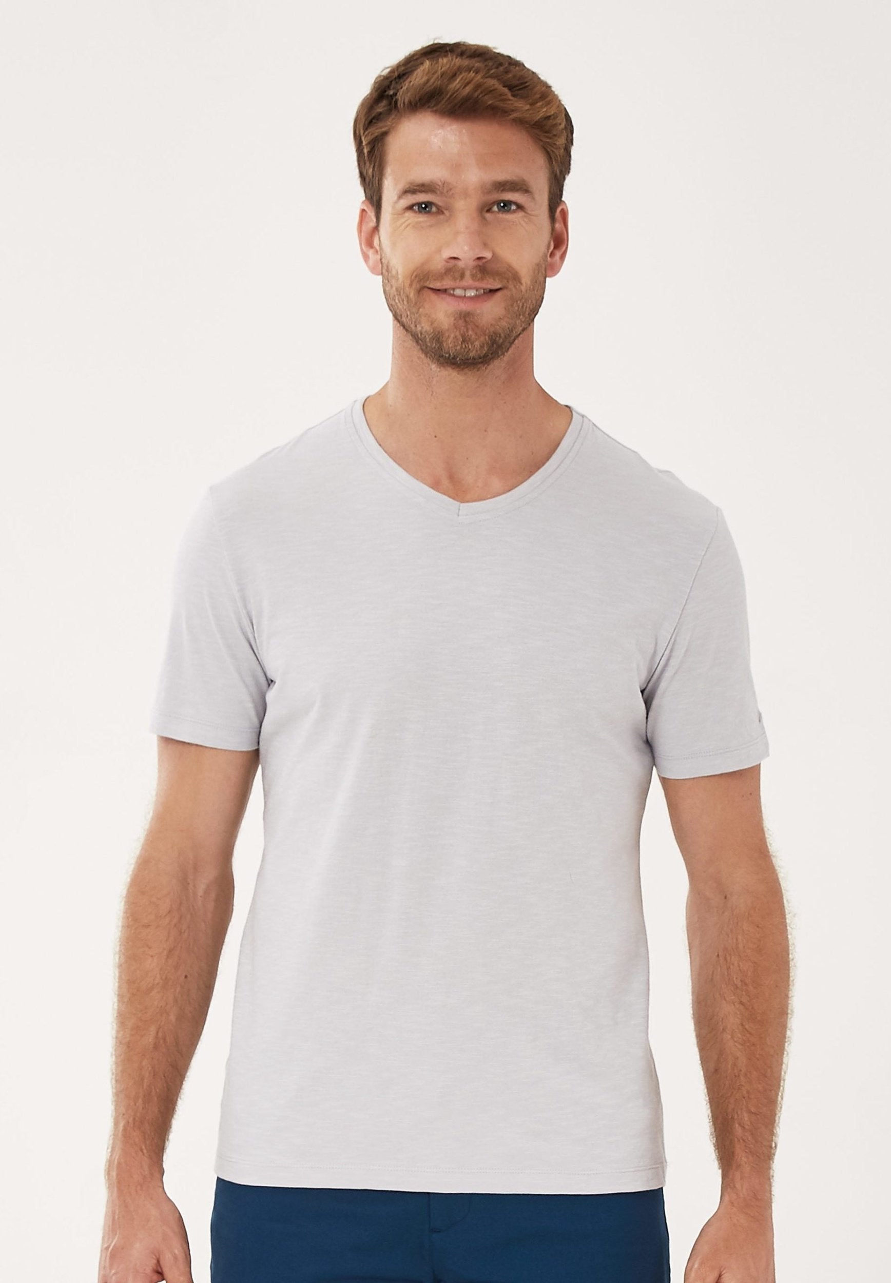Basic T-Shirt aus Bio-Baumwolle mit V-Ausschnitt | Nachhaltige Mode Herren