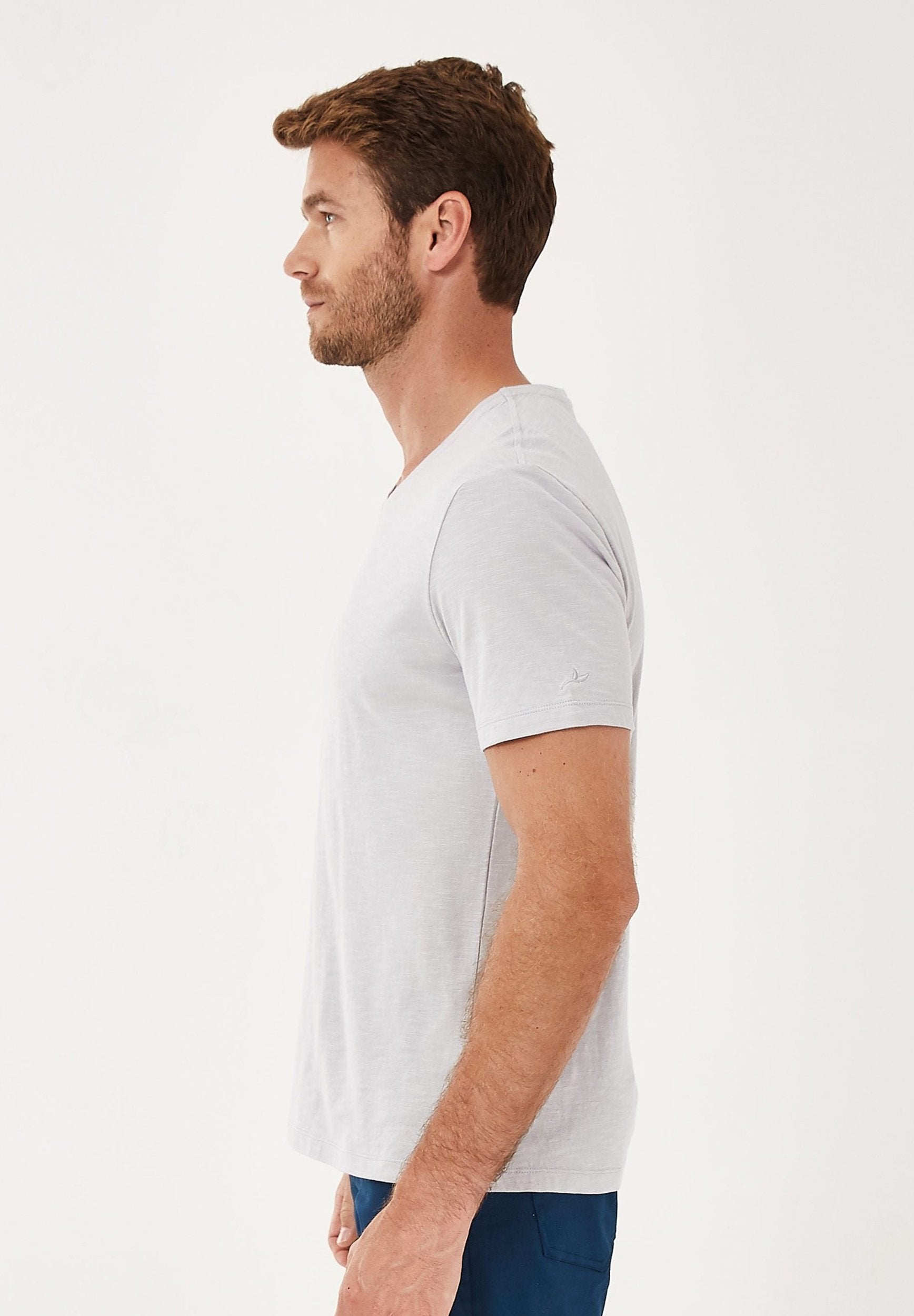 Basic T-Shirt aus Bio-Baumwolle mit V-Ausschnitt